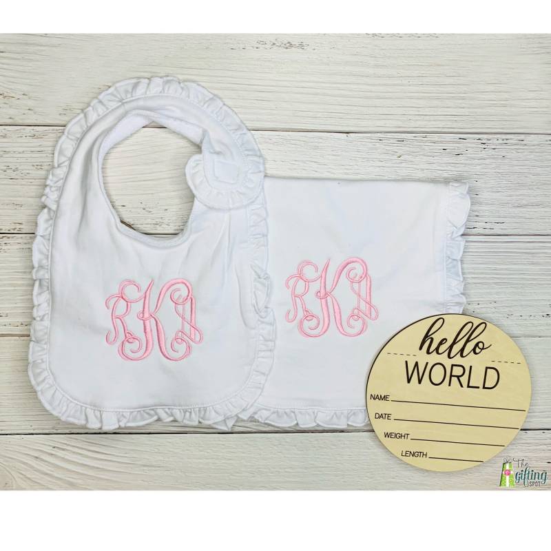 Monogrammiertes Weißes Rüschenlätzchen & Spucktuch, Neugeborenen-statistiken Aus Holz, Babypartygeschenk, Personalisiertes Mädchen-Baby-Set von Etsy - TheGiftingSpot