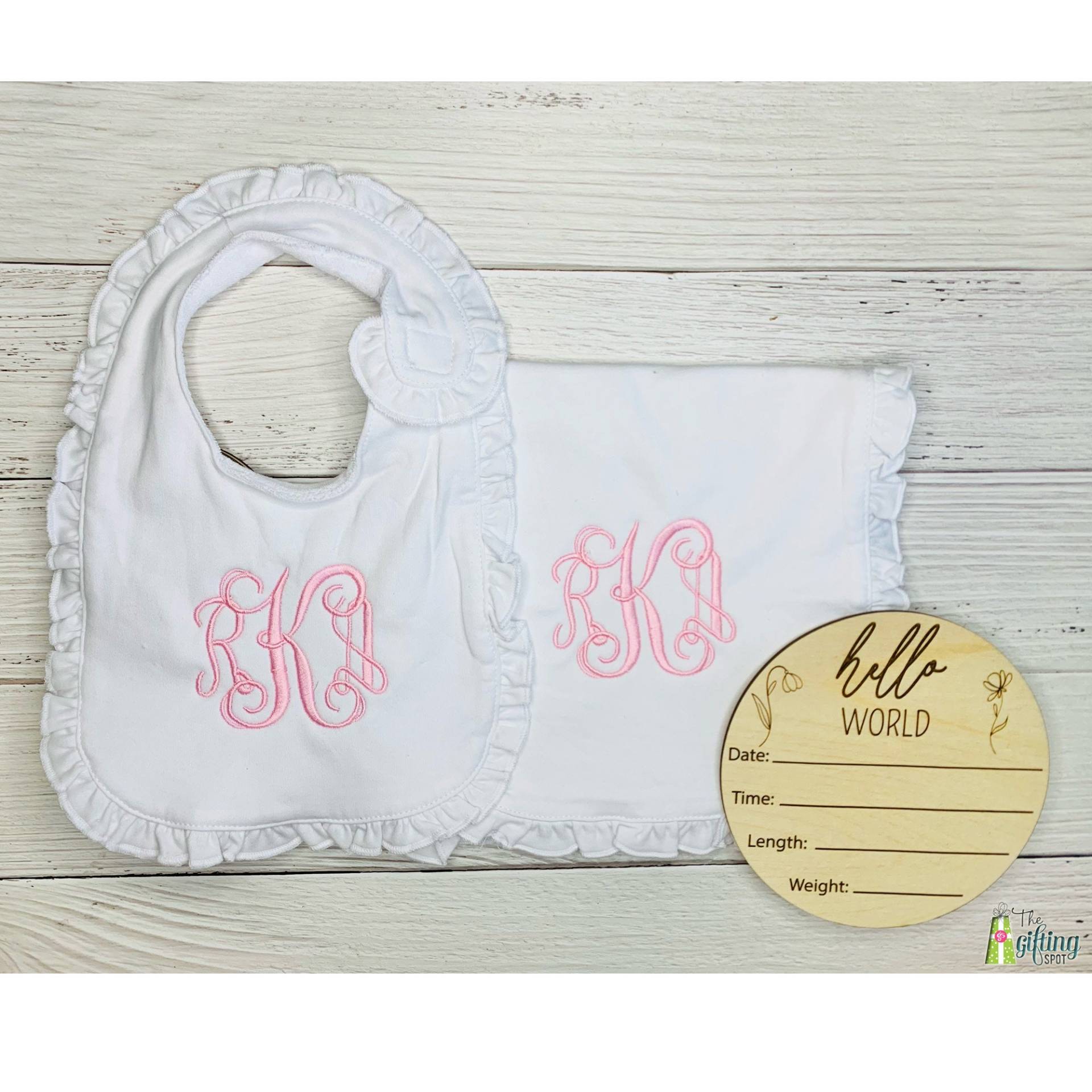 Monogrammiertes Weißes Rüschenlätzchen & Spucktuch, Neugeborenen-statistiken Aus Holz, Babypartygeschenk, Personalisiertes Mädchen-Baby-Set von Etsy - TheGiftingSpot