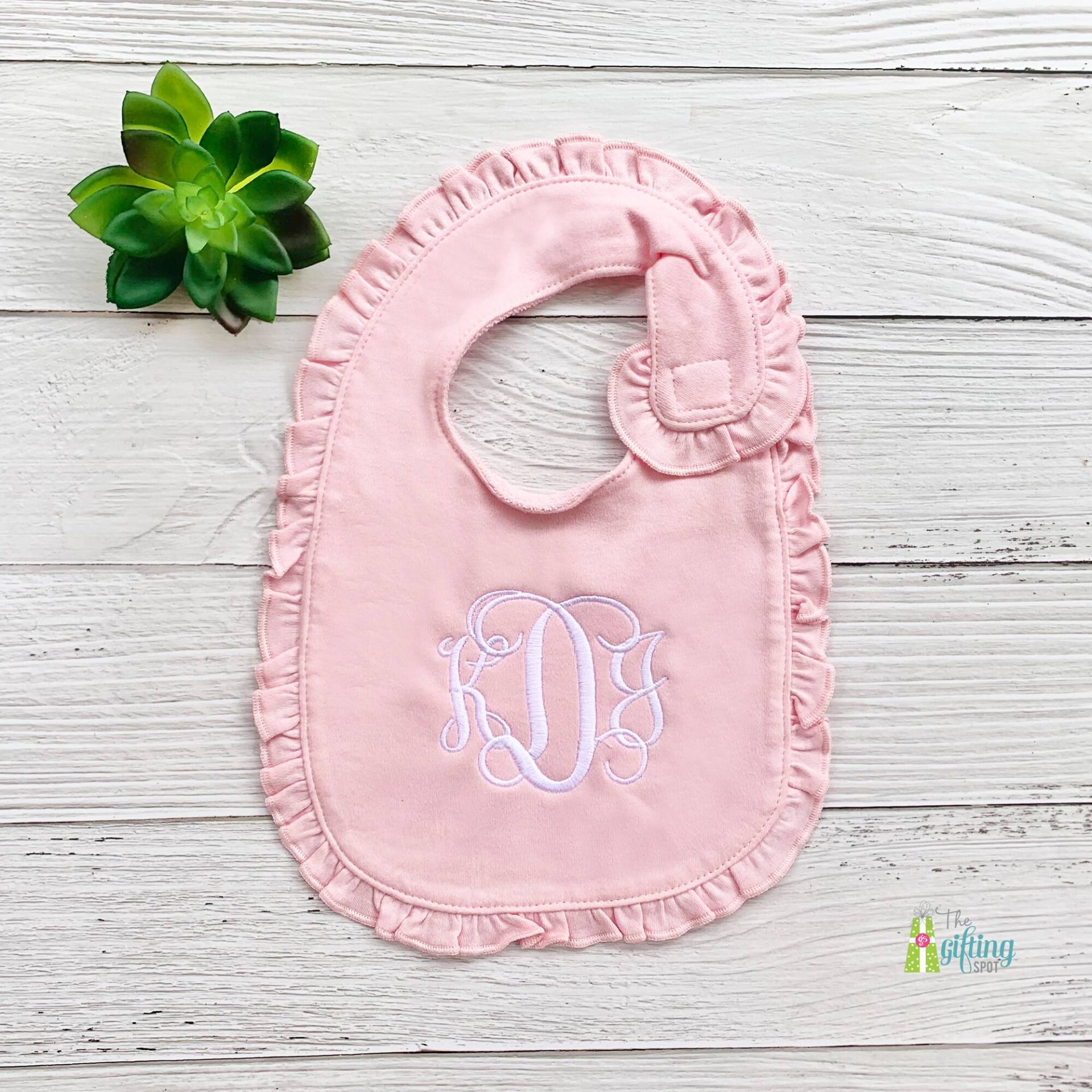 Monogrammiert Rosa Baby-Rüschen-Lätzchen, Personalisiertes Mädchen-Baby-Geschenk, Baby-Namen-Monogramm-Lätzchen, Baby-Dusche-Geschenk von Etsy - TheGiftingSpot