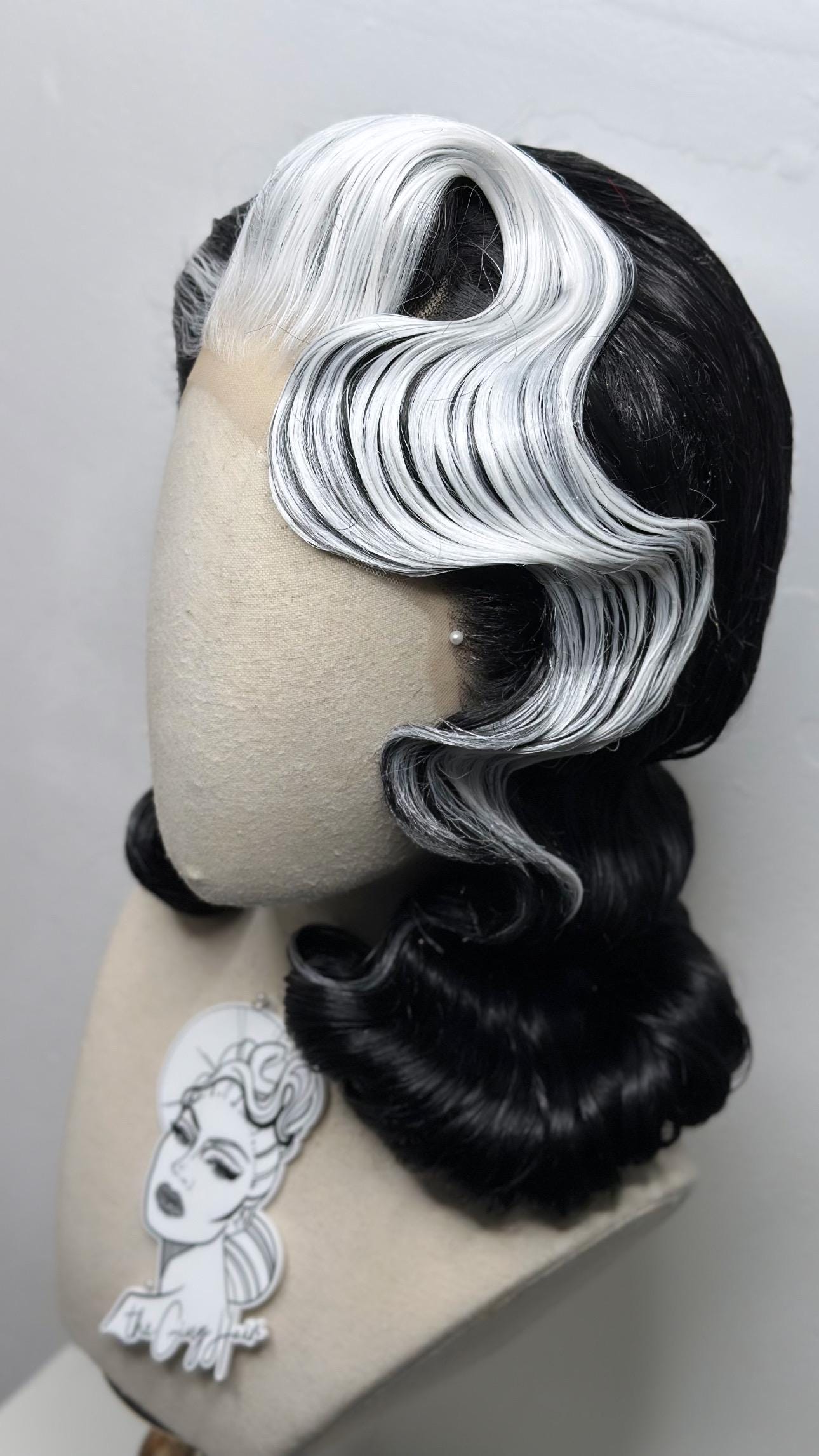 Classy 40S History Wig Black & White Super Hold Classy 40S History Wig Black & White Super Hold von Etsy - TheGingHair