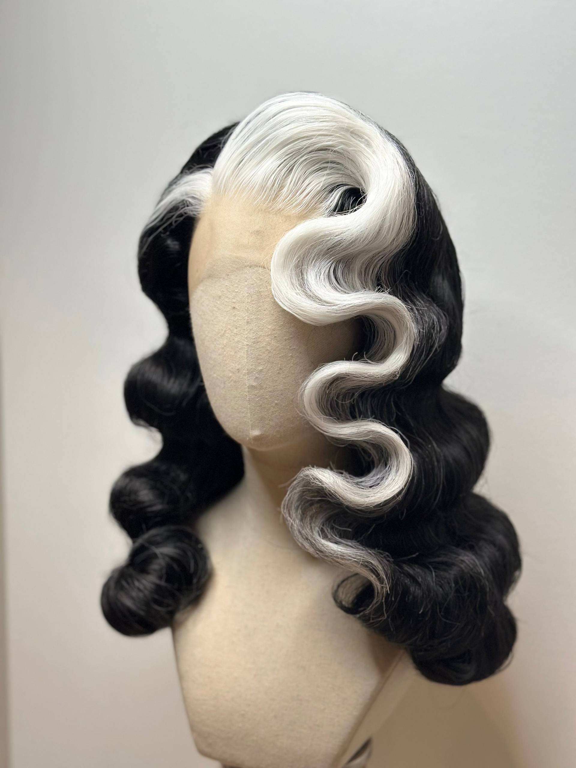 Classy 40S History Wig Black & White Classy 40S History Wig Black & White von Etsy - TheGingHair