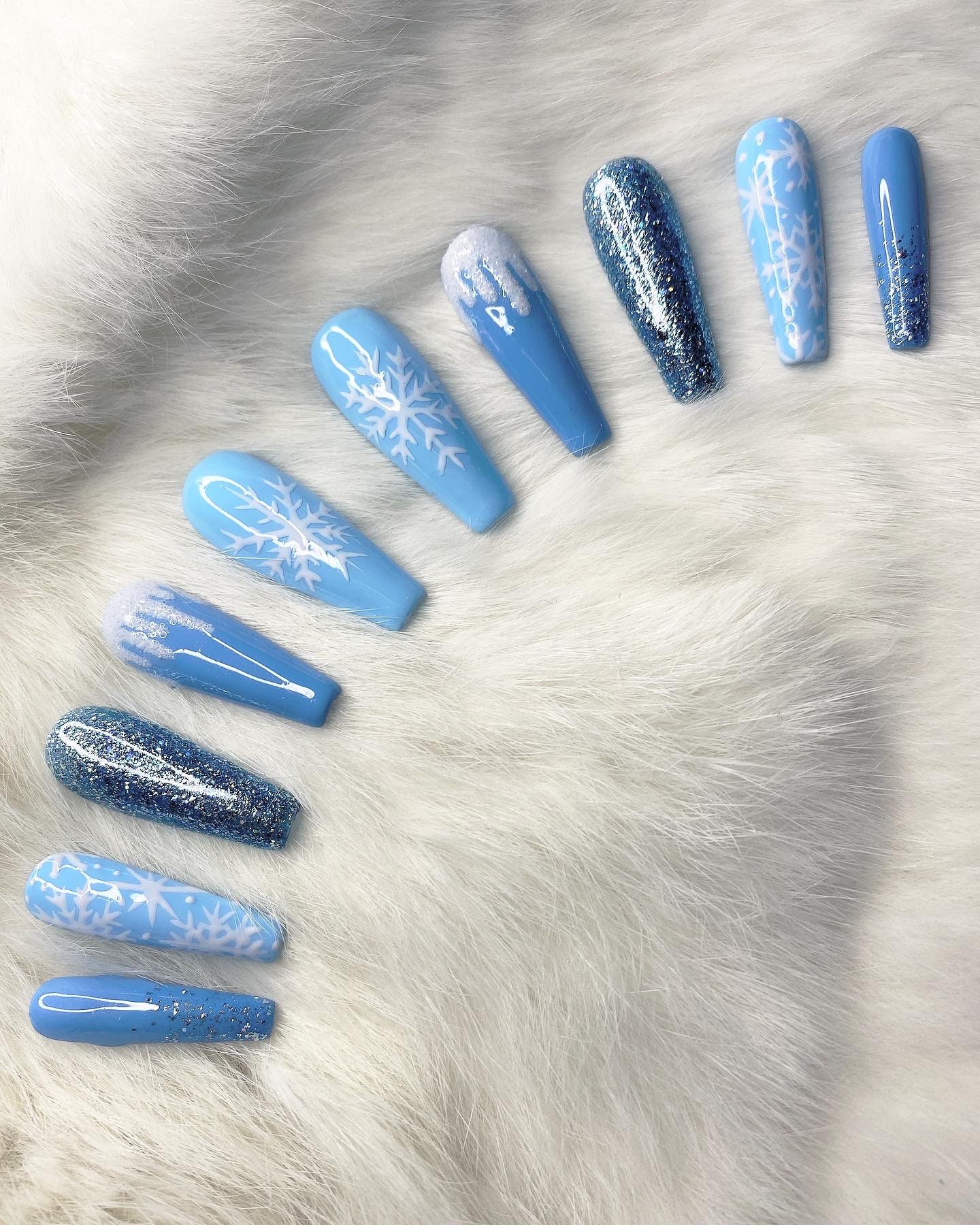 Nagel-Set, Gellack, Winter, Hellblaue Farbe, Glitzerakzente, Schneeflocke Detailierung, Glänzend von Etsy - TheNailArtStudio