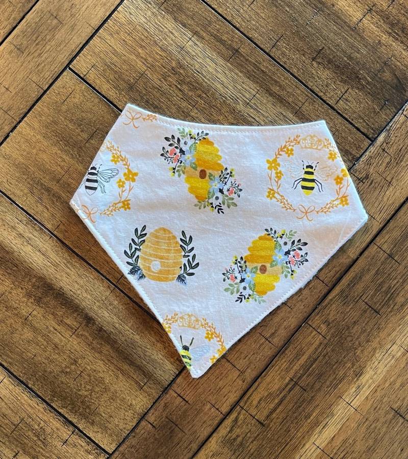 Niedliches Bumblebee Bandana Sabber Lätzchen von Etsy - TheNordicNana