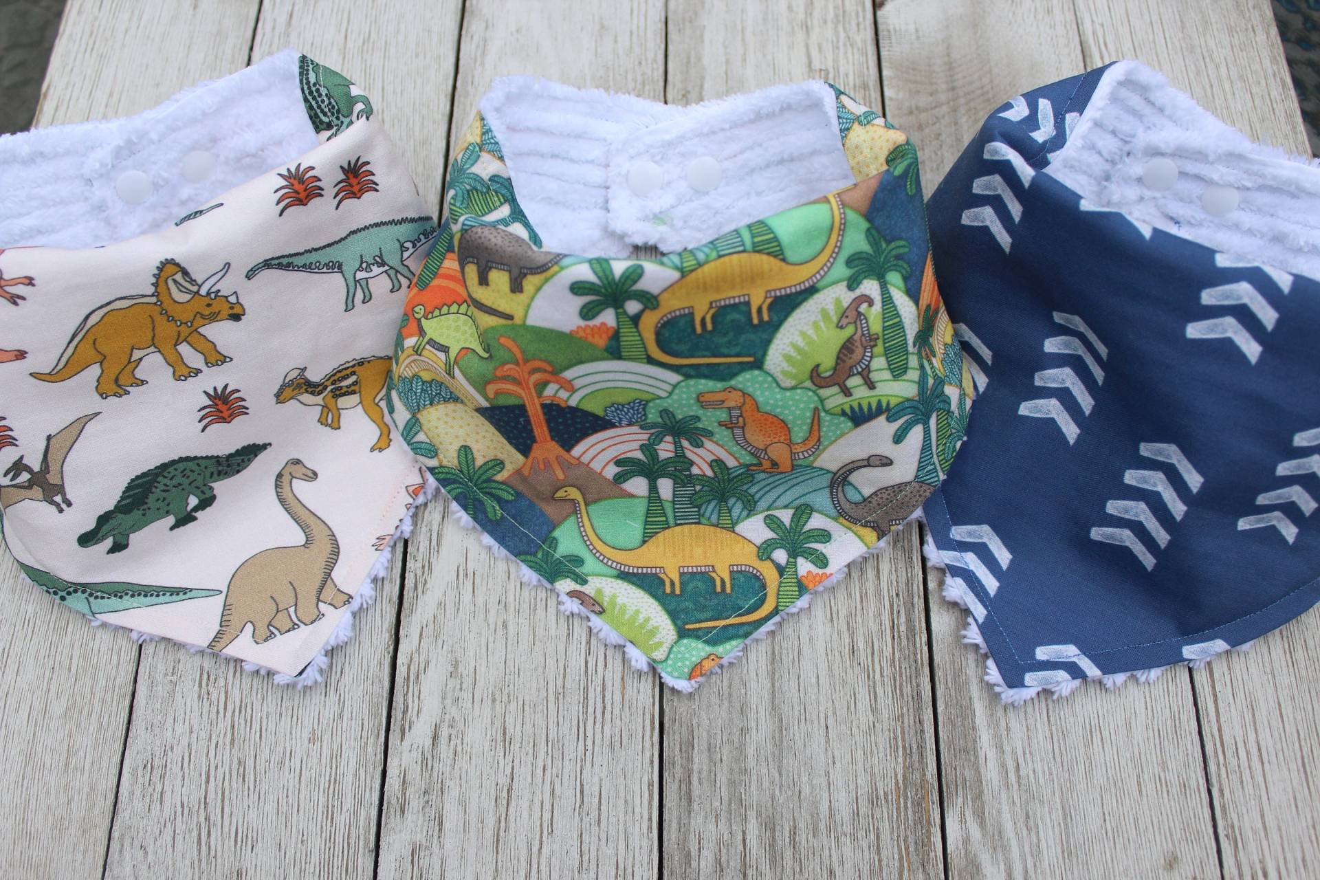 Dino Baby Lätzchen | Dinosaurier Bibs Shower Geschenk Junge Bib Neugeborenen Neue Mama Kleiner von Etsy - TheRedFoxFinds