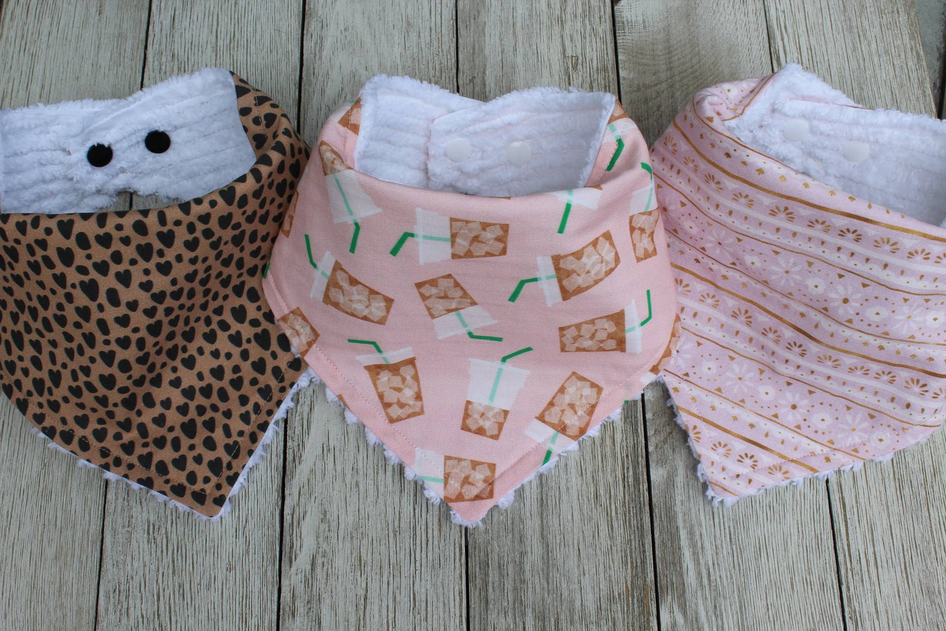 Kaffee Baby Lätzchen | Mädchen Bibs Shower Geschenk Neugeborenen Eiskaffee Mama Mamas Girl von Etsy - TheRedFoxFinds