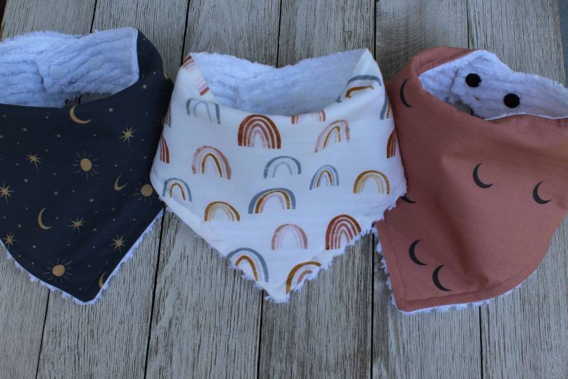 Neutrale Baby Bibs | Shower Geschenk Drool Bibs Bandana Regenbogen Space Brustlatz von Etsy - TheRedFoxFinds