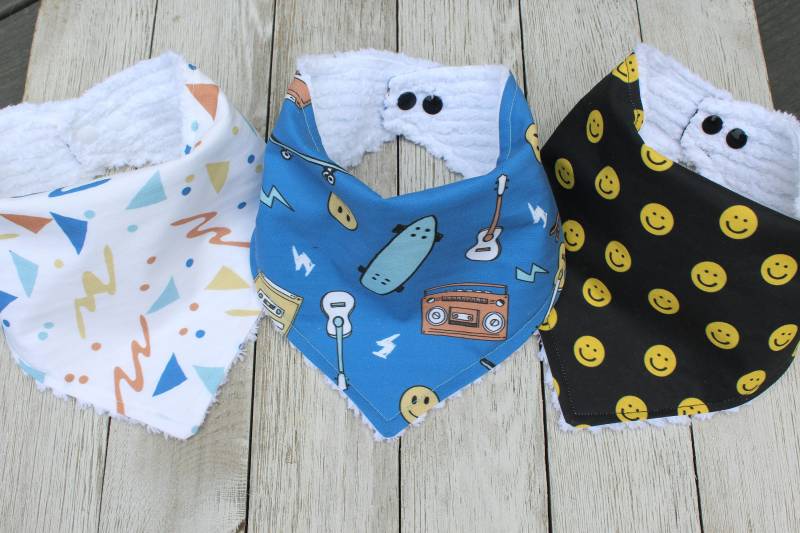 Skater Boy Bandana Bib | Smiley Lätzchen Baby Geschenk Dusche Drool von Etsy - TheRedFoxFinds