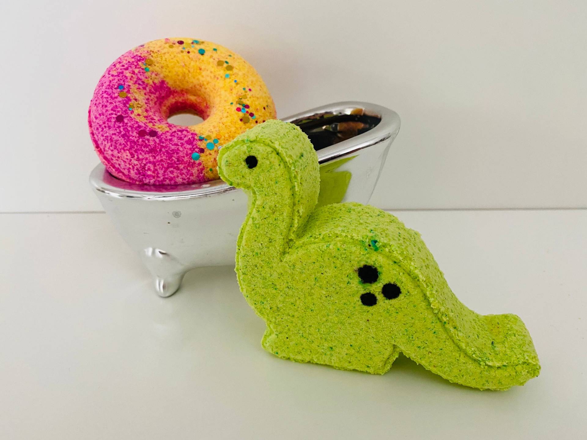 Badekugeln Kind, 2Er Set, Badekugel Kindergeschenk, Dinosaurier, Donut, Geschenk Junge, Mädchen von Etsy - TheSpaFeeling