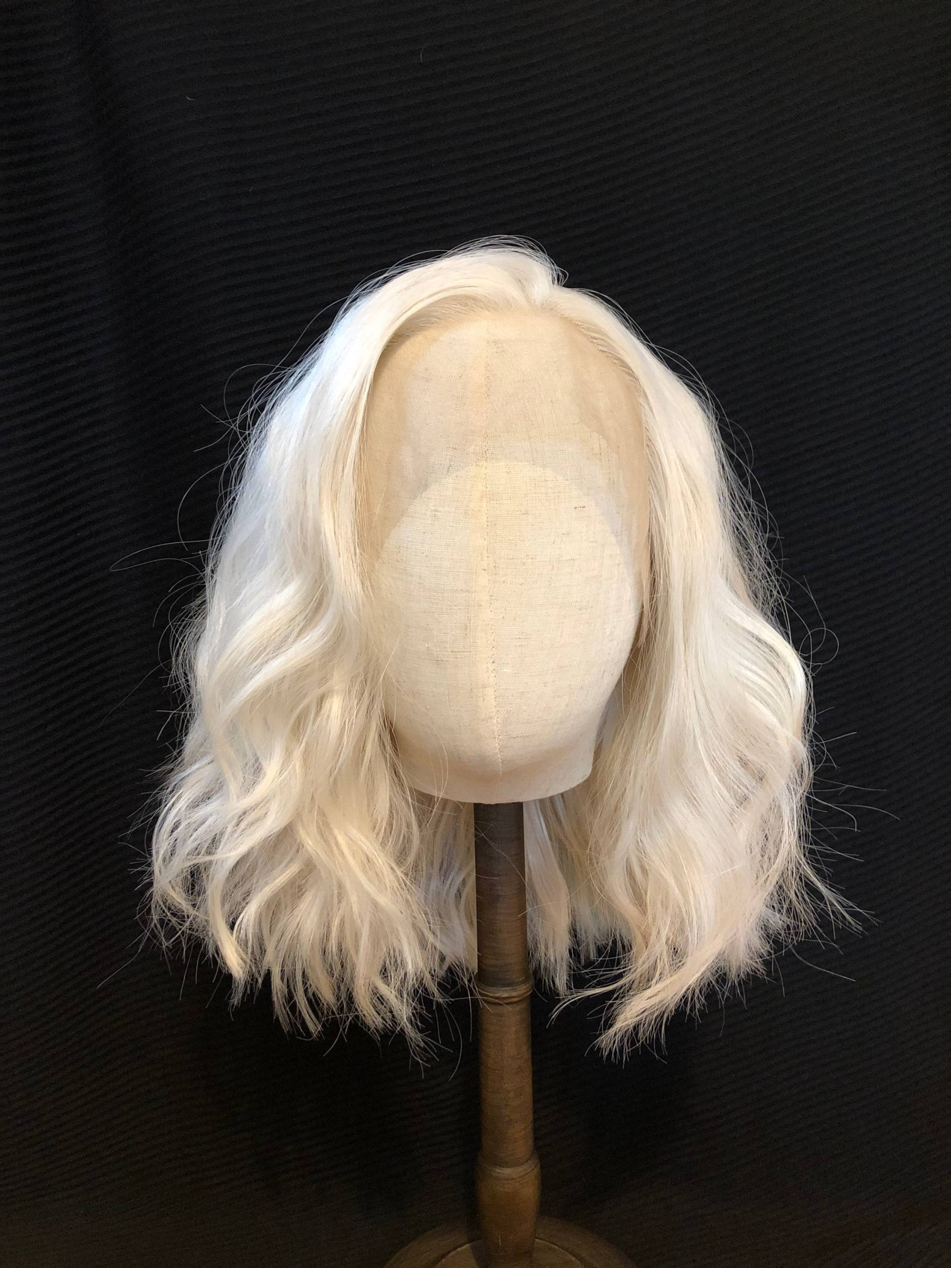 Platinblonder Gewellter Bob Im Kunsthaar Mit Lace Front von Etsy - TheWigParlour