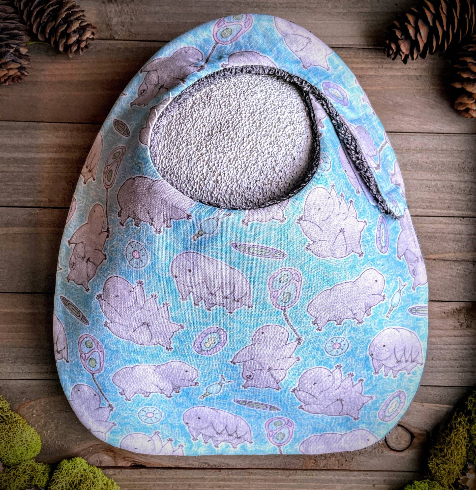 Lätzchen | Verspieltes Waterbear Baby Nerdy Tardigrade Geeky Wissenschaft Biologe Wasser Bär Einzigartiges Wunderliches Spaß Zahnen Babyparty Lätzchen | Verspieltes Waterbear Baby Nerdy Tardigrade Geeky Wissenschaft Biologe Wasser Bär Einzigartiges Wunderliches Spaß Zahnen Babyparty von Etsy - TheWobblyWaterbear