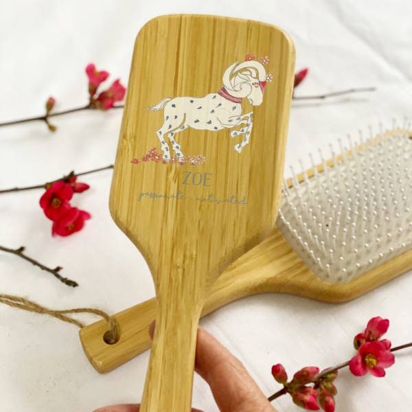 sternzeichen Paddle Haarbürste von Etsy - Thisisnessie