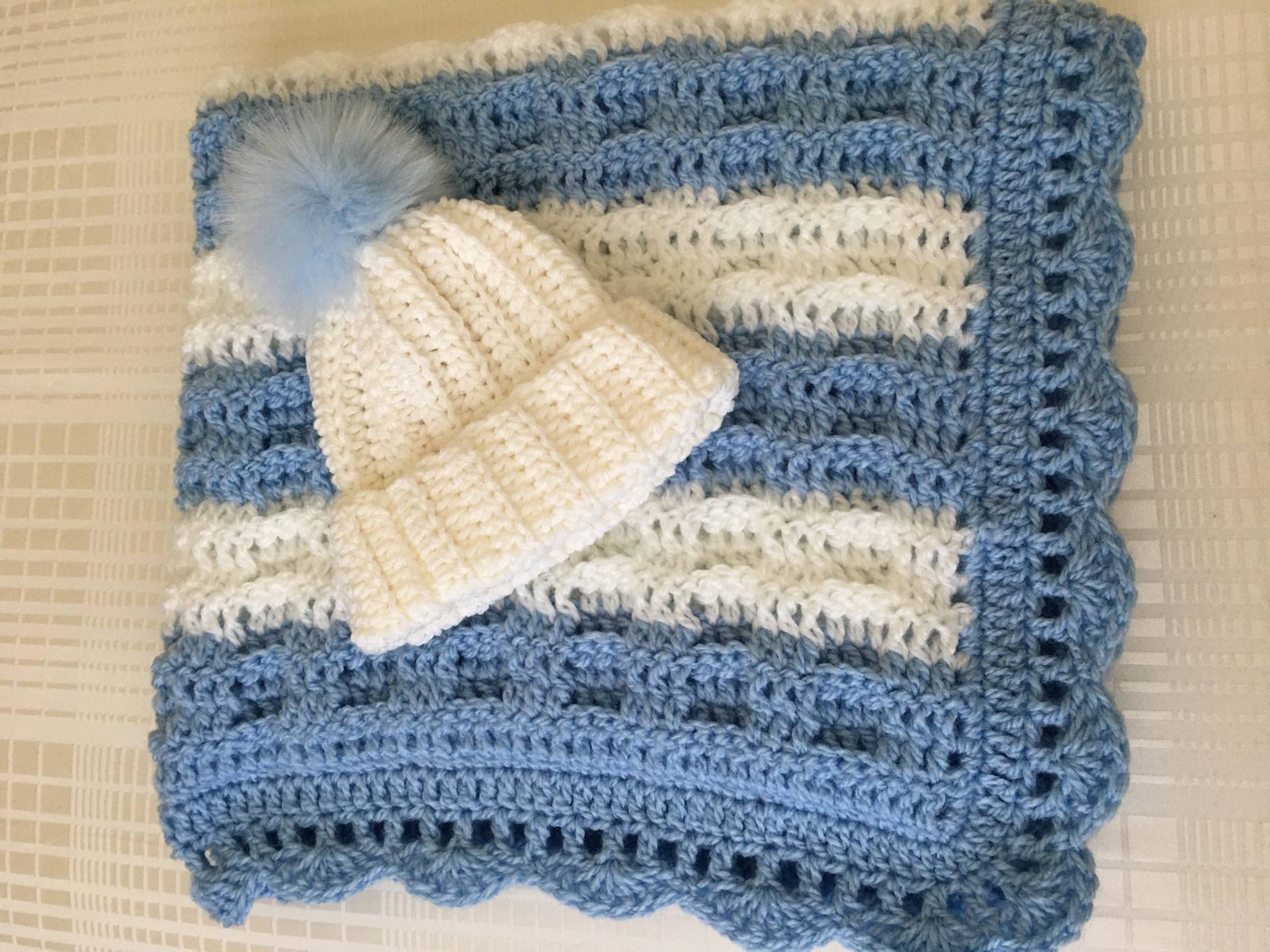 Gehäkelte Baby Decke & Mütze Blau Weiß Afghan, Neugeborenen Geschenk Gehäkelte Baby Decke & Mütze Blau Weiß Afghan, Neugeborenen Geschenk von Etsy - ThreadsMadeCozy