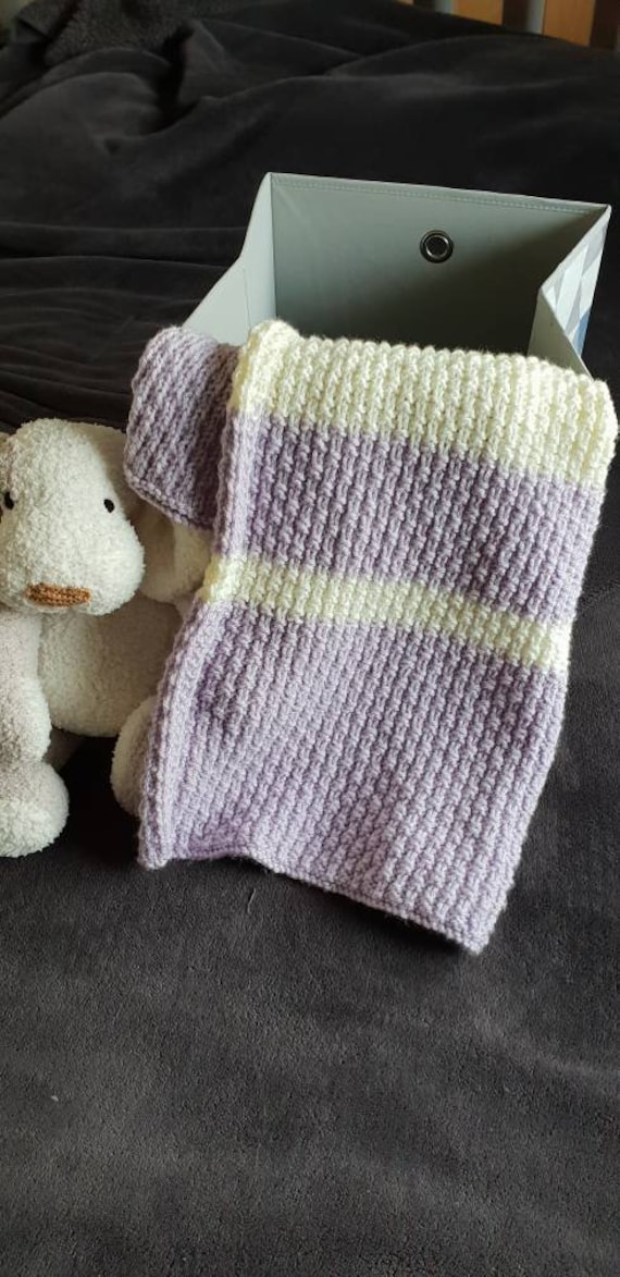 Gestrickte Babydecke Lila Und Creme Rippe Samen/Moos Stich Gestrickte Babydecke Lila Und Creme Rippe Samen/Moos Stich von Etsy - Tiggyscrafts
