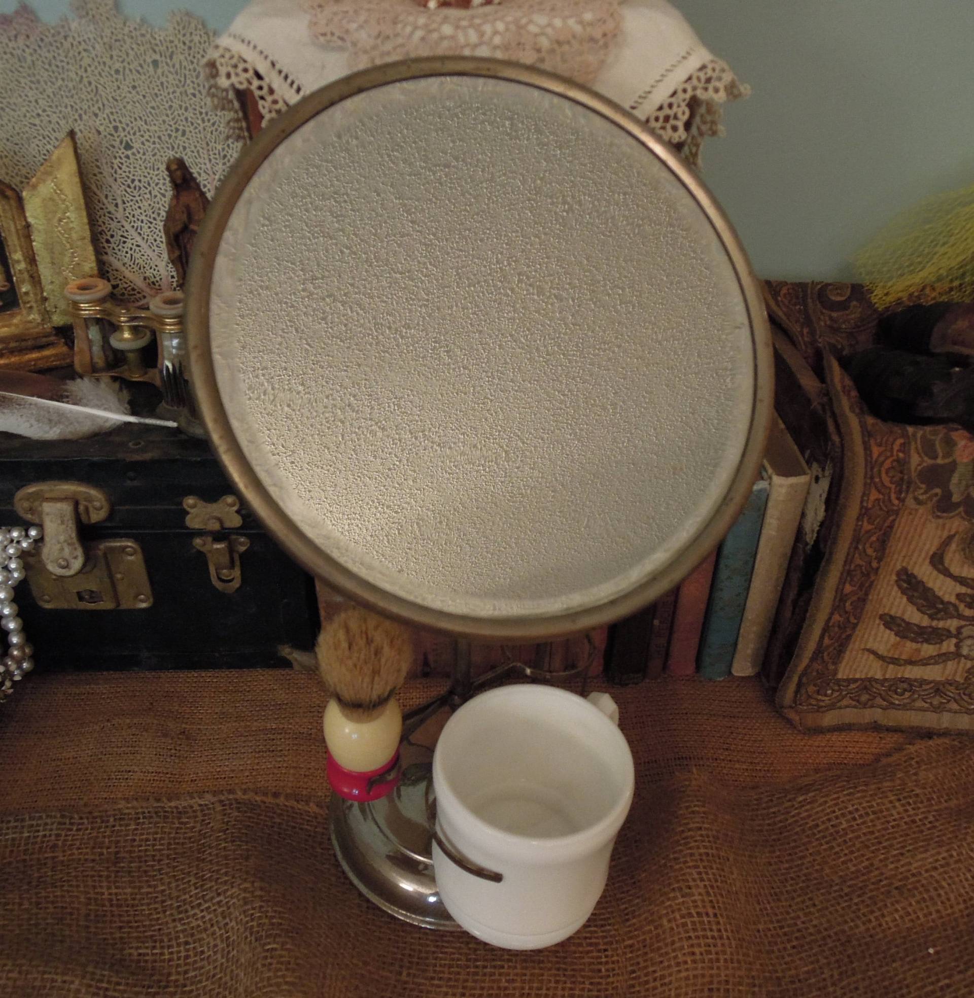 Antiker Rasierspiegel/Mit Weißer Milchglasschale Und Pinsel Antiker Rasierspiegel/Mit Weißer Milchglasschale Und Pinsel von Etsy - TinaTreasureTrinkets