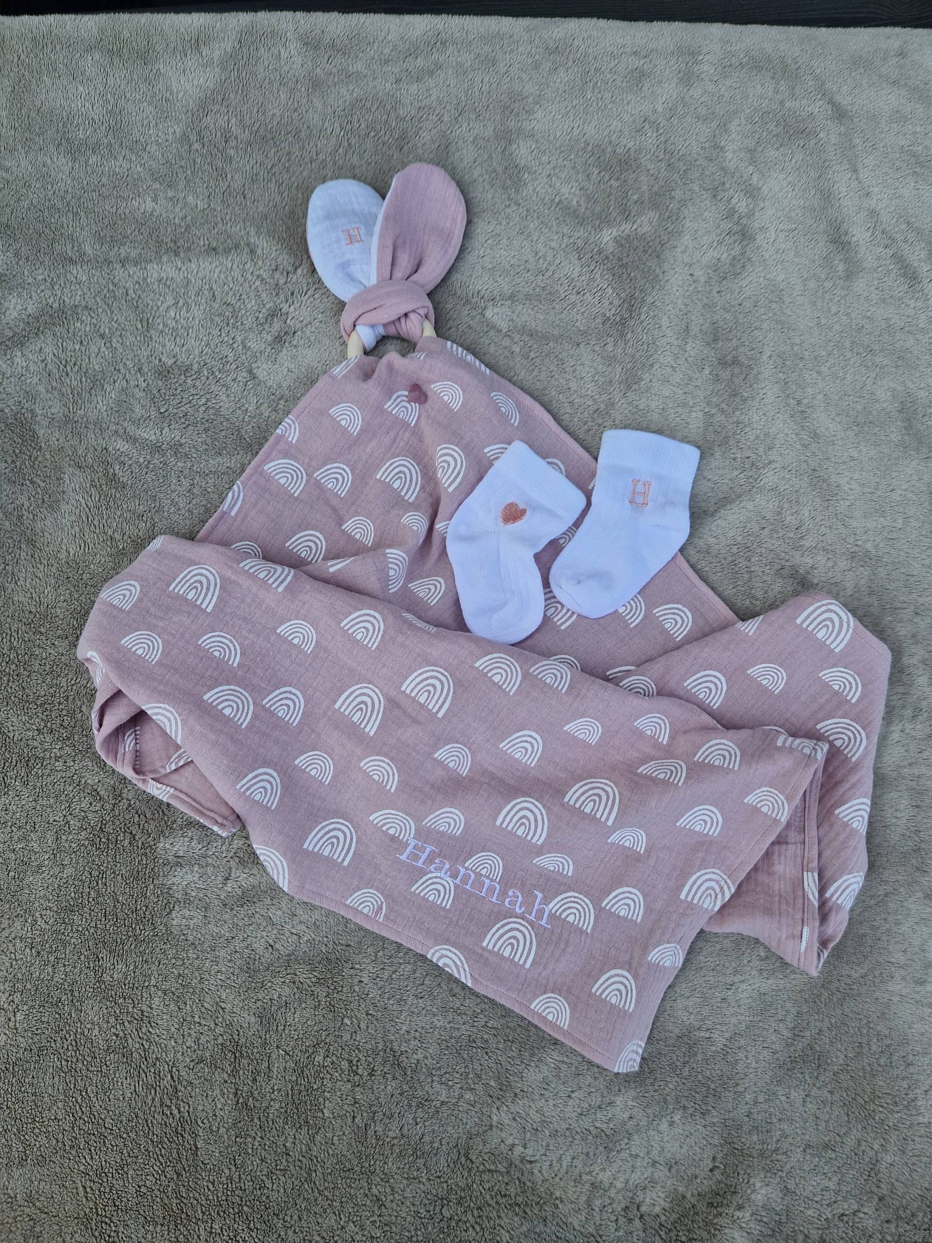 Geschenkset Babies Greifring Spucktuch Söckchen Geschenkset Babies Greifring Spucktuch Söckchen von Etsy - TinisAtelier