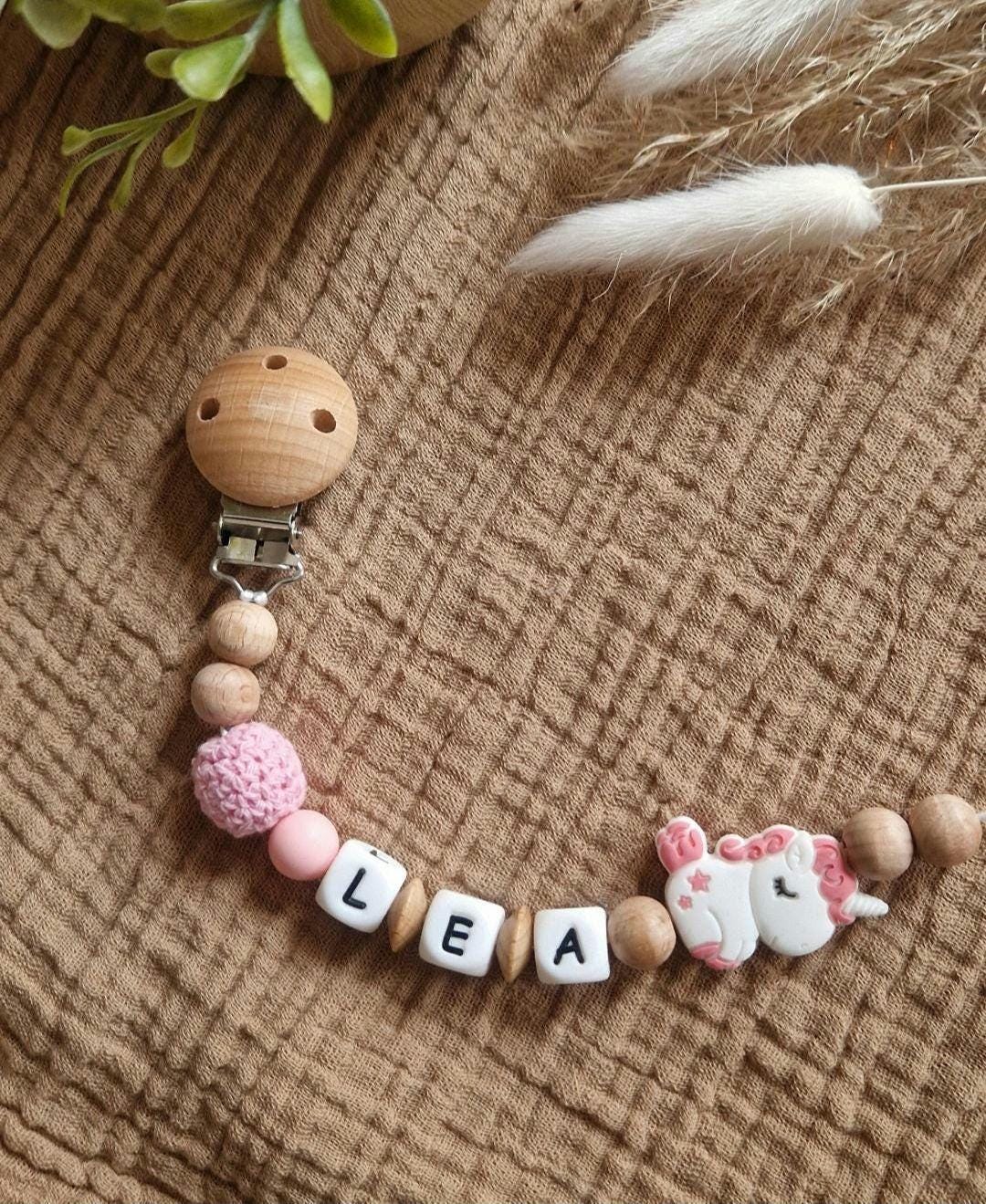 Schnullerkette Einhorn Mit Name | 100% Handgefertigt Personalisiertes Geschenk Für Babys Babyartikel |Weiße Silikonbuchstaben Schnullerkette Einhorn Mit Name | 100% Handgefertigt Personalisiertes Geschenk Für Babys Babyartikel |Weiße Silikonbuchstaben von Etsy - TitiloobyKiki