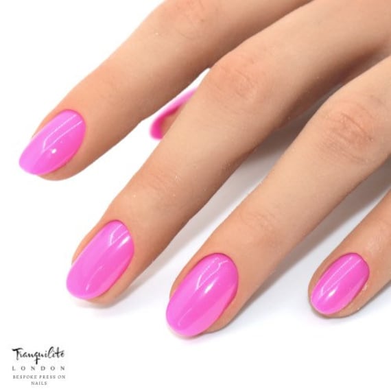 Fuchsia Pink Block Color Press On Nails | Nägel Falsche Fake Aufkleben Kurze Ovale von Etsy - TranquiliteLondon