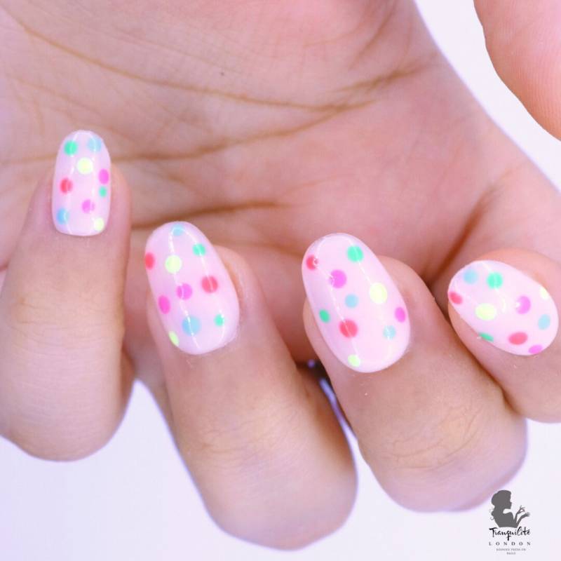 Party Popper Multi Color Dots Press On Nails | Nägel Falsche Fake Stick Kurz Oval von Etsy - TranquiliteLondon