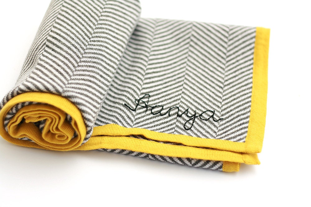 Gestrickte Namens-Babydecke Aus Hochwertigem Oeko-Tex Zertifikatsgarn Gestrickte Namens-Babydecke Aus Hochwertigem Oeko-Tex Zertifikatsgarn von Etsy - TreMelarance