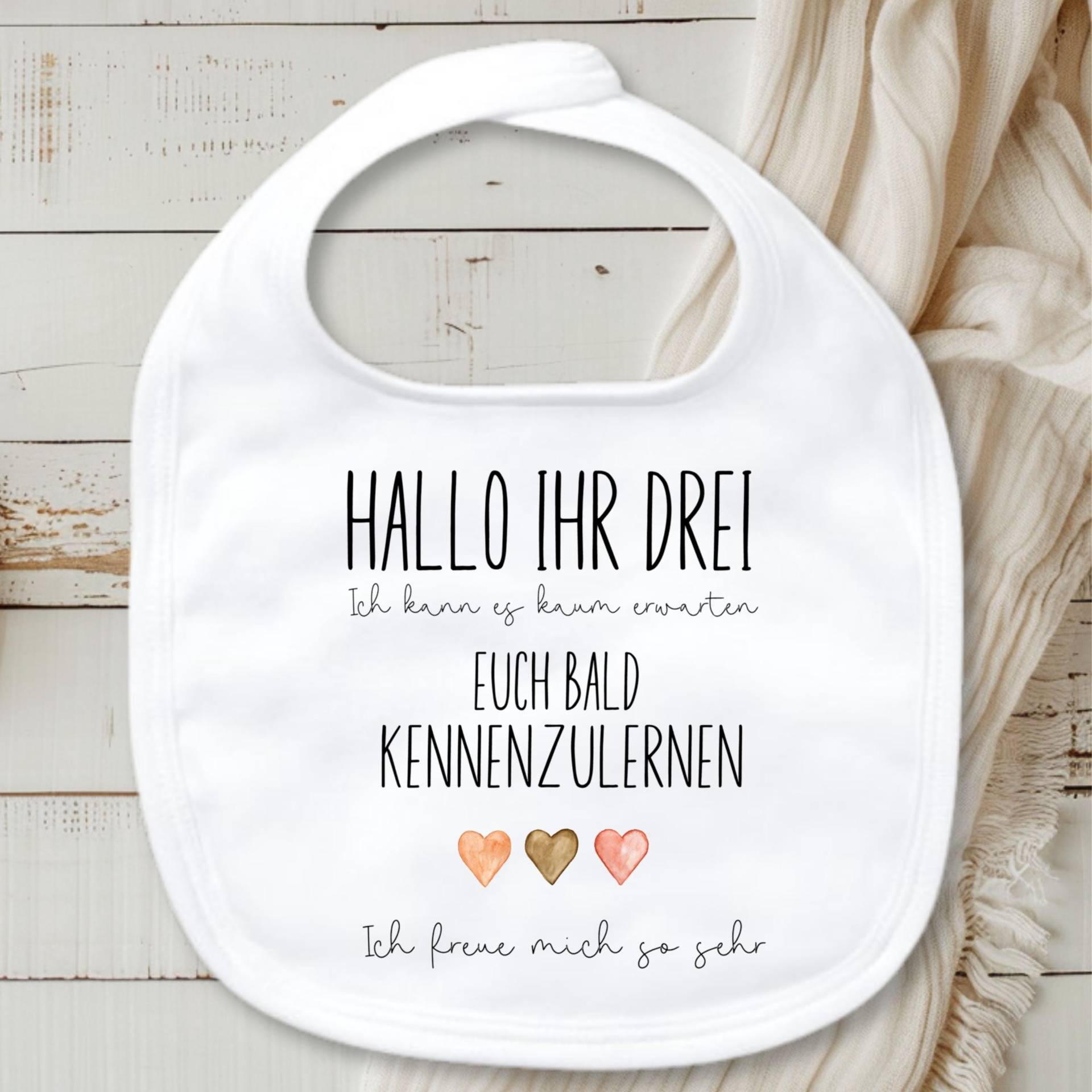 Babylätzchen Schwangerschaft Verkünden - Hallo Ihr Drei Im Geschenkbeutel- Geschenk Zur Baby-Ankündigung, Baby-Überraschung, Geburt von Etsy - TrendMama