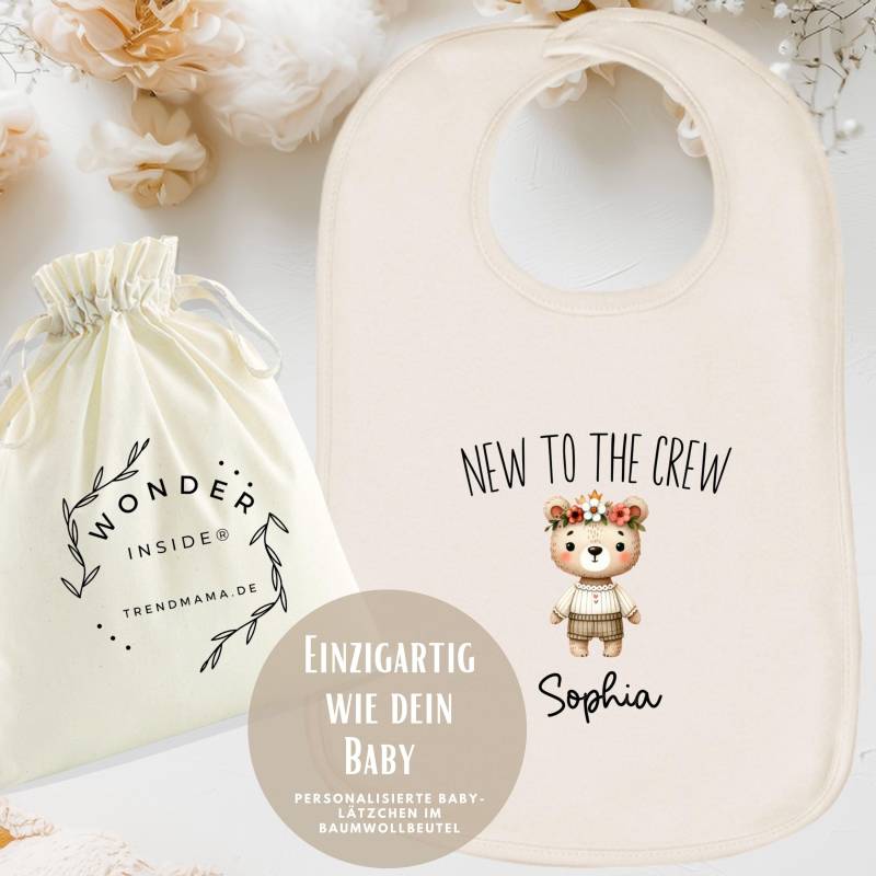 Personalisiertes Babylätzchen - Mit Namen | New To The Crew |Geschenk Geburt, Baby Shower & Taufe Design Bär Im Geschenke Baumwollbeutel von Etsy - TrendMama