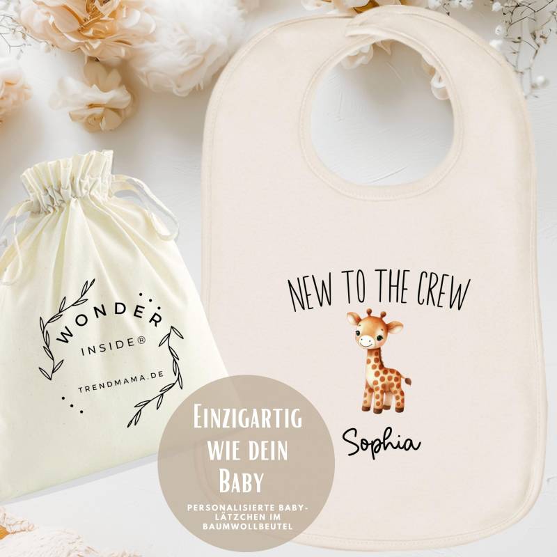 Personalisiertes Babylätzchen - Mit Namen | New To The Crew |Geschenk Geburt, Baby Shower & Taufe Design Giraffe Im Baumwollbeutel von Etsy - TrendMama