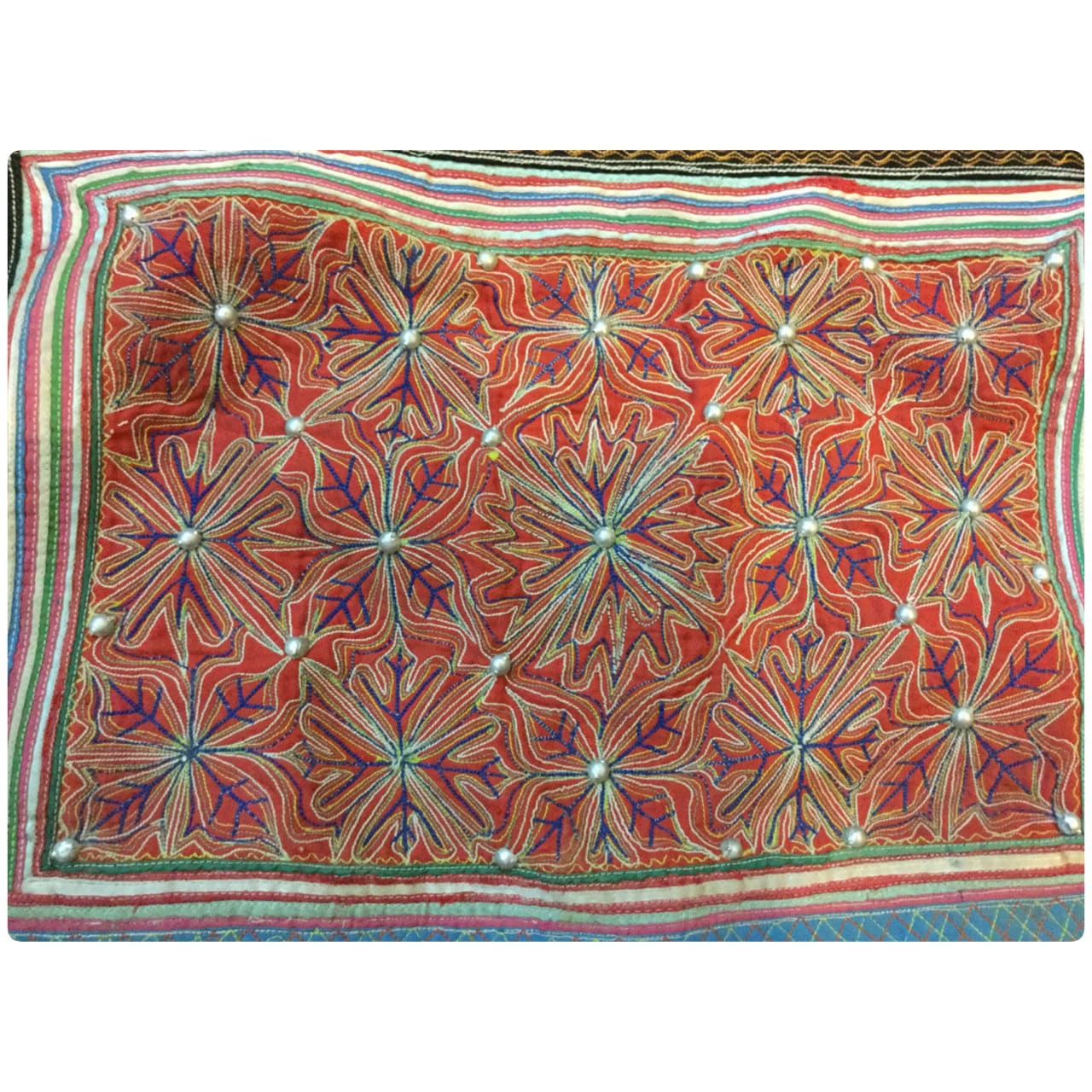 Vintage Stammes Hmong Bestickt Seide Baumwolle Babytrage in Dien Bien Bereich Vintage Stammes Hmong Bestickt Seide Baumwolle Babytrage in Dien Bien Bereich von Etsy - TribalhandmadeStore