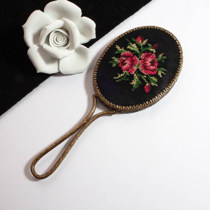 Kleiner Vintage Rosen Petit Point Handspiegel 50Er 60Er Jahre Taschenspiegel Spiegel Gobelin, Trödel Dings Da, Art. 325 von Etsy - TroedelDingsda