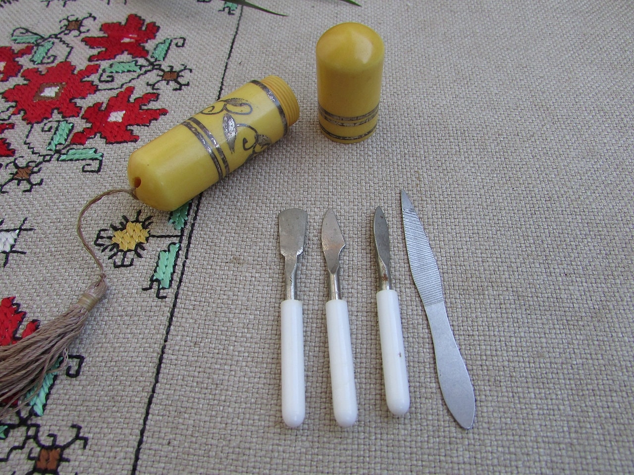 Vintage 1970Er Jahre Bakelit Maniküre Kit, Floral Geätztes Reise-Set Vintage 1970Er Jahre Bakelit Maniküre Kit, Floral Geätztes Reise-Set von Etsy - TsveteHeArt