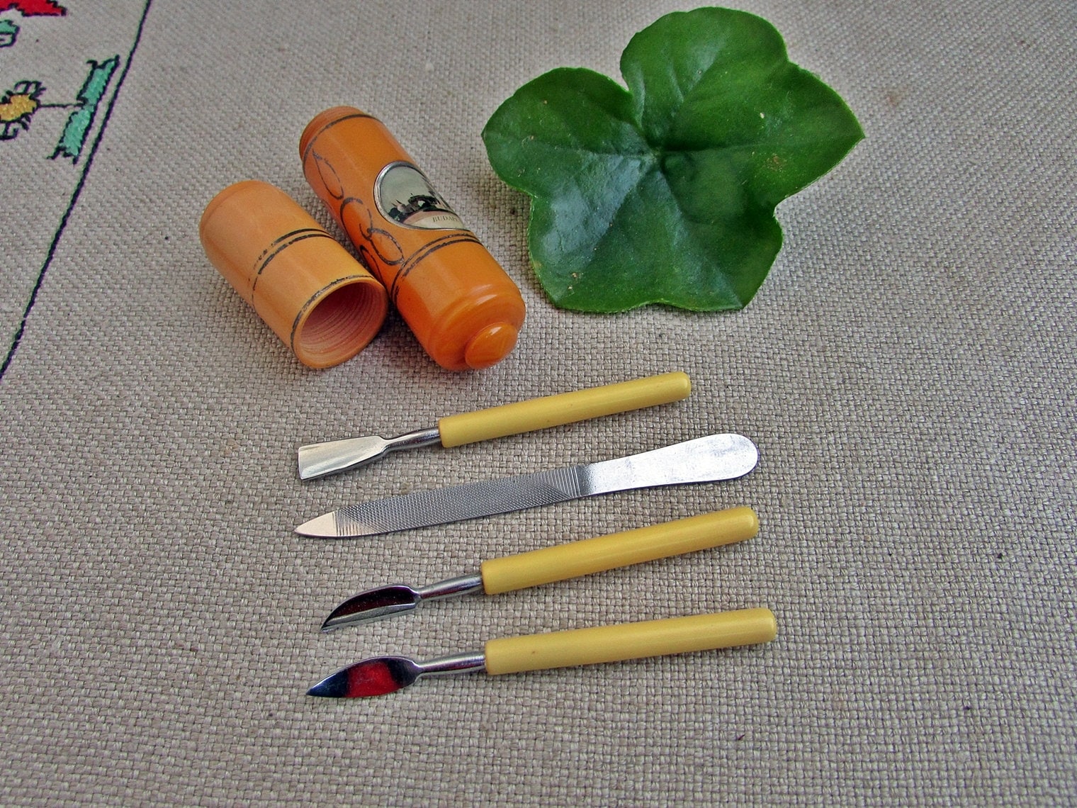 Vintage 1970Er Jahre Bakelite Mini Maniküre Kit Budapest Reise-Set Vintage 1970Er Jahre Bakelite Mini Maniküre Kit Budapest Reise-Set von Etsy - TsveteHeArt