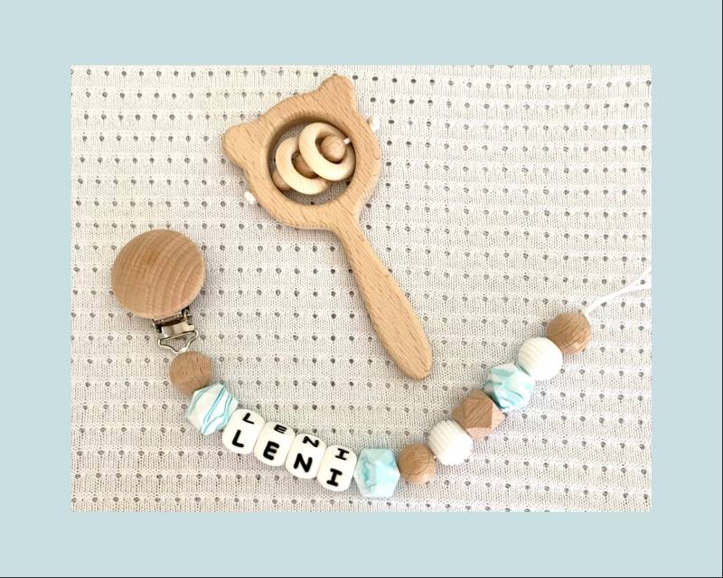 Personalisierter Marmorierter Blauer Schnullerclip Für Junge Und Mädchen/Babyrassel Aus Holz Im Set/Personalisiertes Geburtsgeschenk Mädchen von Etsy - Unfil2bois