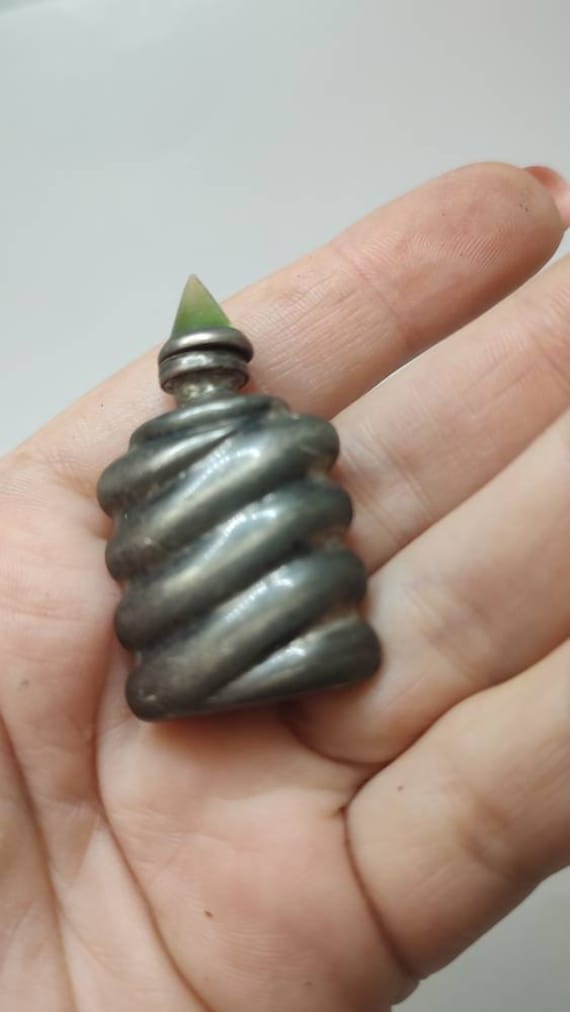 Vintage Sterling Silber Mini Parfüm Flasche Mit Grünem Glas Vintage Sterling Silber Mini Parfüm Flasche Mit Grünem Glas von Etsy - UniqueArtGiftStore