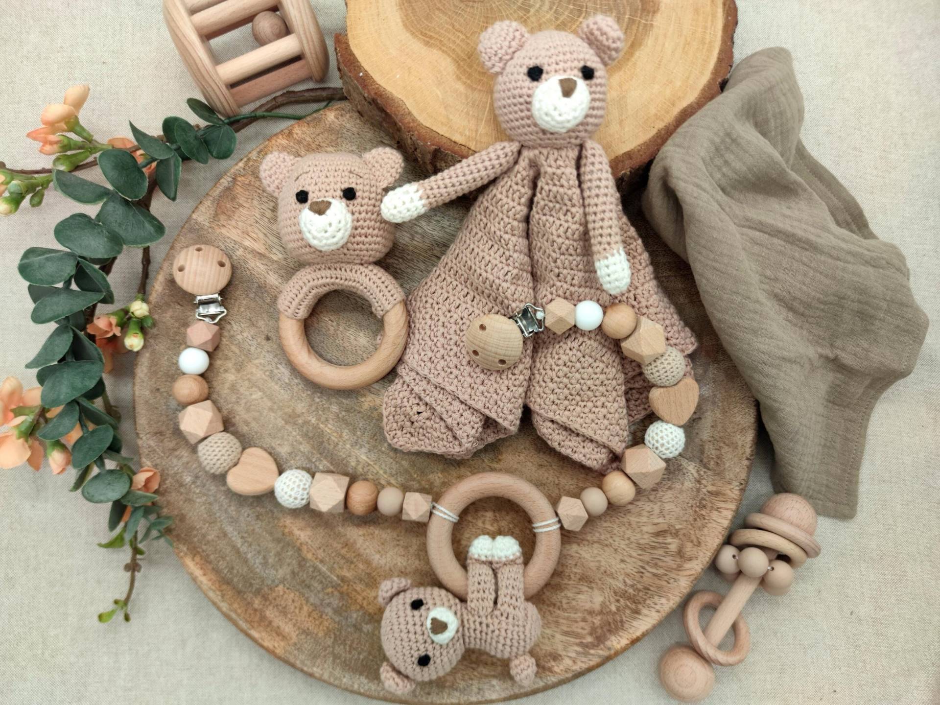 Geschenkset "Bär" | Schmusetuch Rassel Kinderwagenkette von Etsy - Unverbluemtes