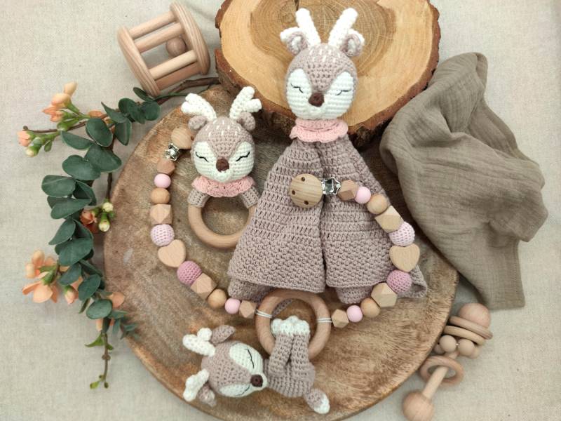 Geschenkset "Reh Rosa" | Schmusetuch Rassel Kinderwagenkette von Etsy - Unverbluemtes