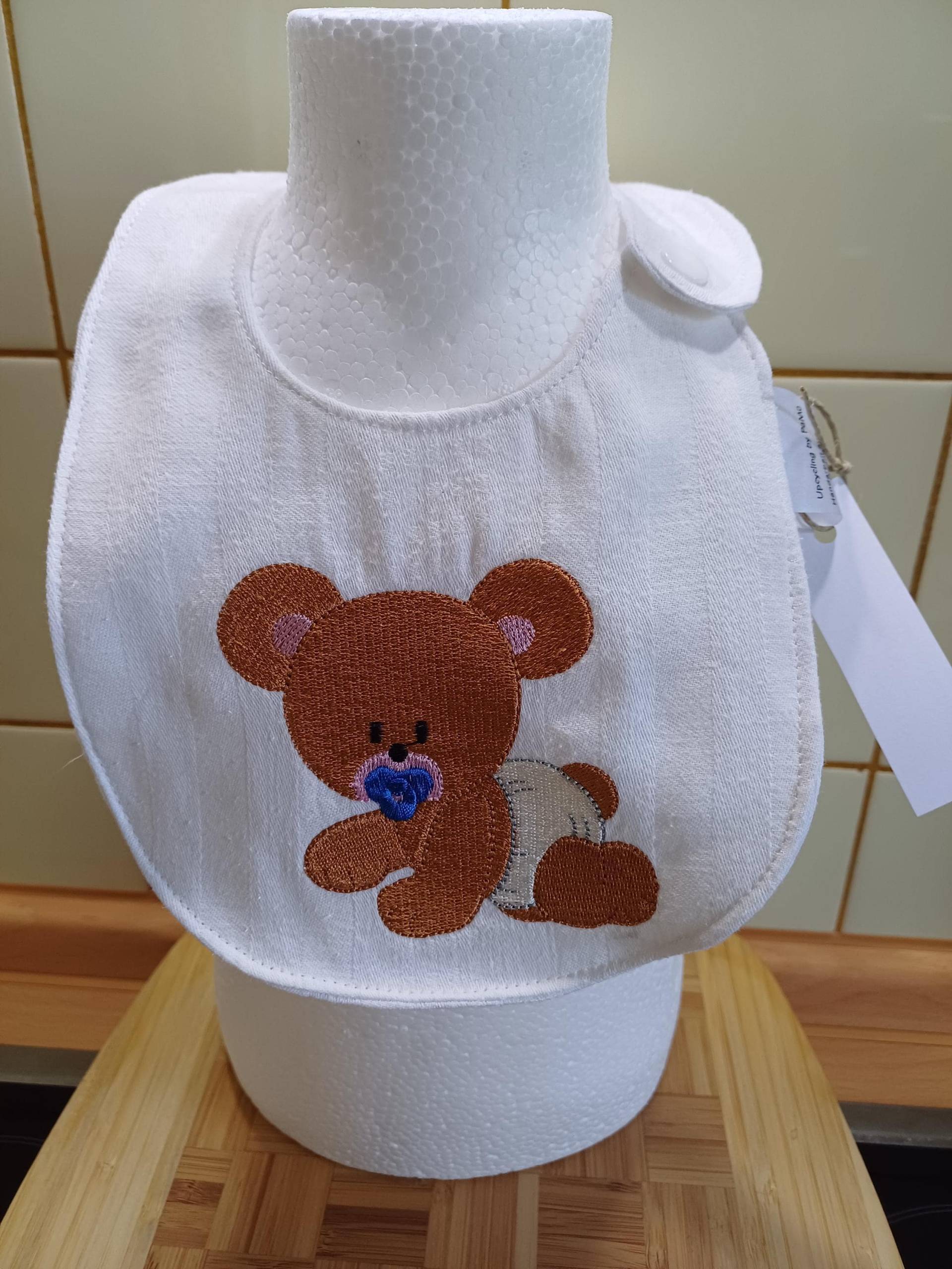 Babylätzchen Bestickt "Teddy-Boy" - Weiß/Braun Upcycling Unikat Handarbeit #354 Babylätzchen Bestickt "Teddy-Boy" - Weiß/Braun Upcycling Unikat Handarbeit #354 von Etsy - UpcyclingbyPaMue