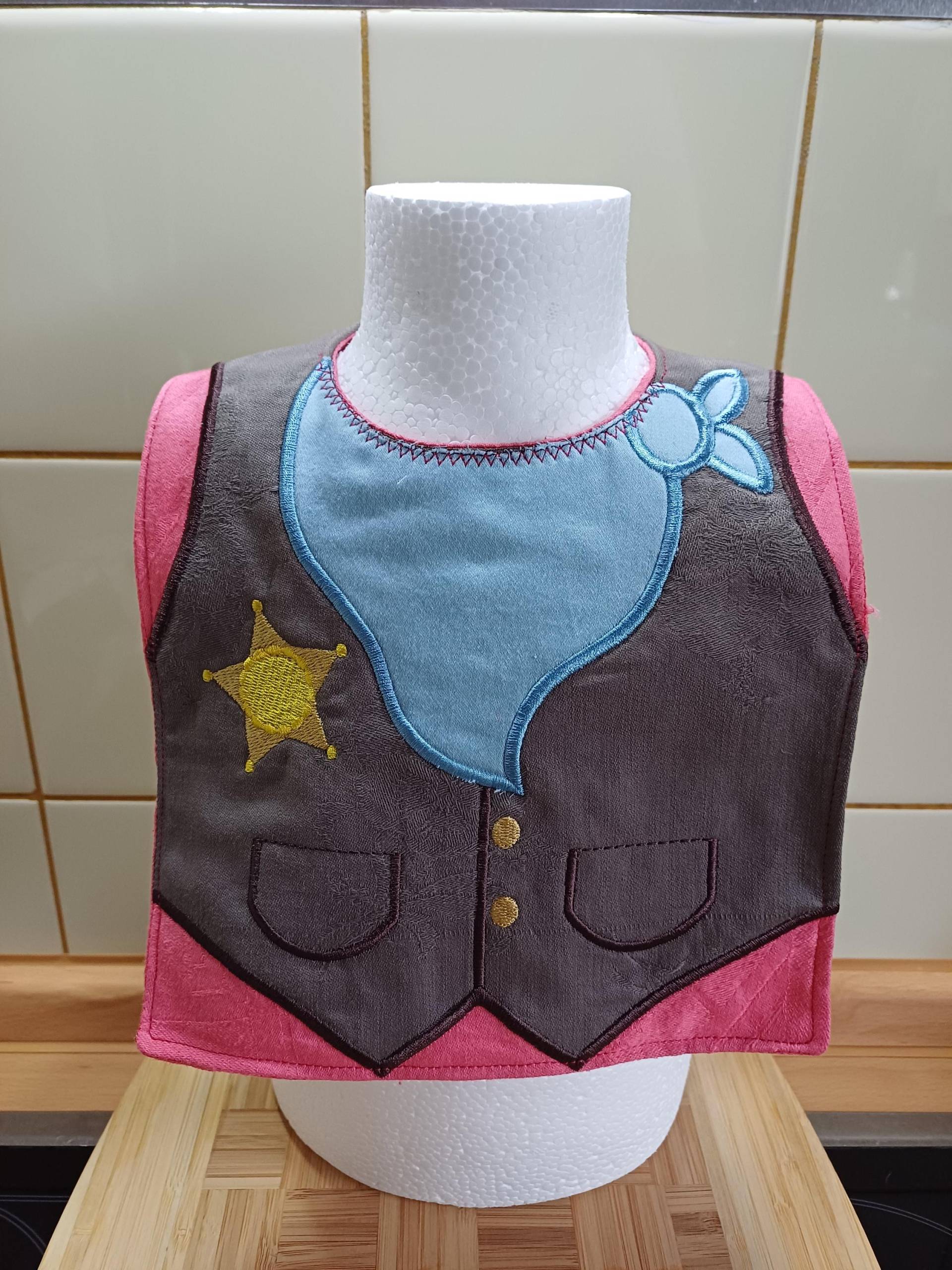 Babylätzchen "Sheriff" Bestickt - Rot/Braun Upcycling Unikat Handarbeit #633 Babylätzchen "Sheriff" Bestickt - Rot/Braun Upcycling Unikat Handarbeit #633 von Etsy - UpcyclingbyPaMue