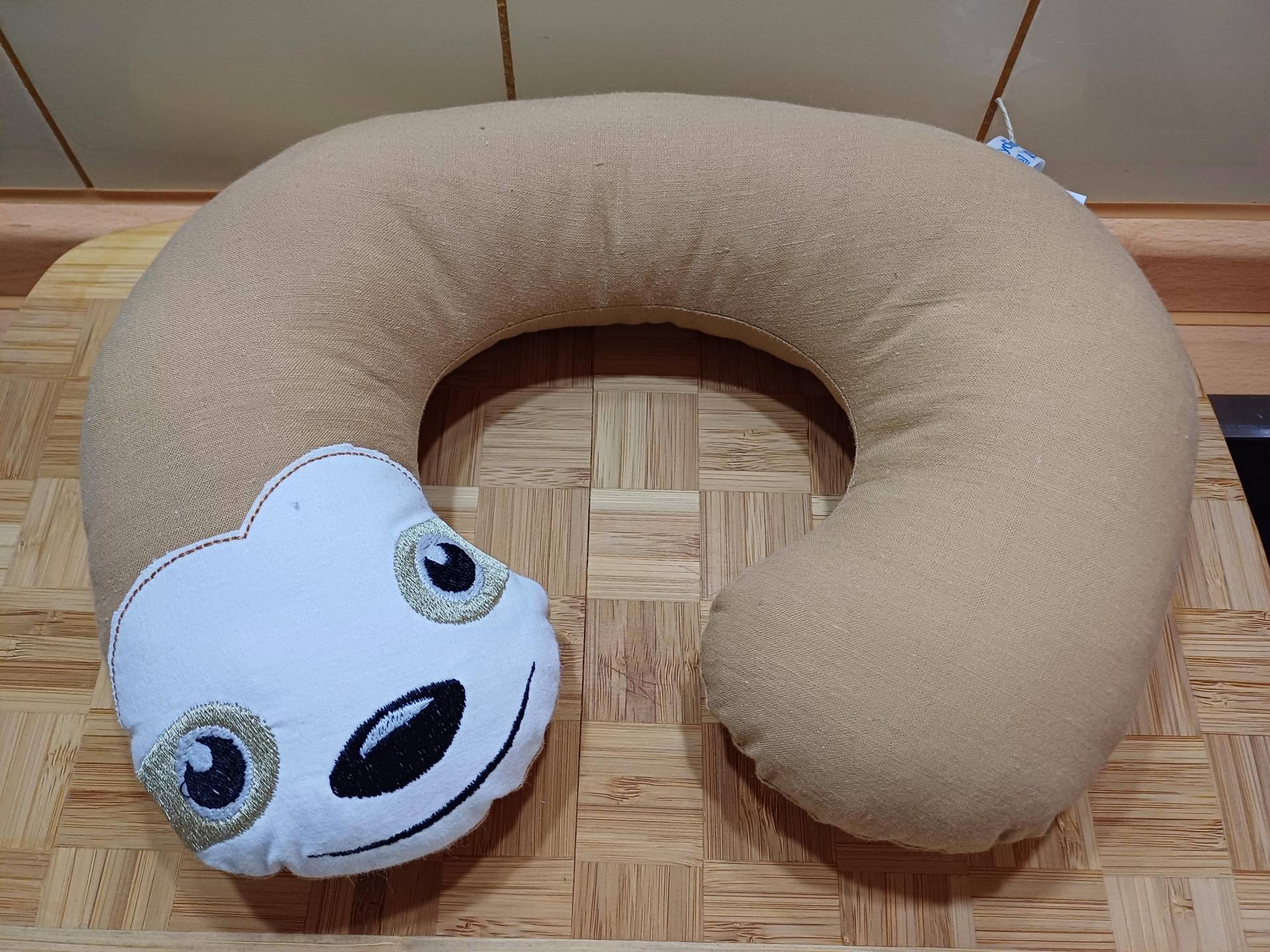 Nackenkissen "Faultier" - Braun/Weiß Unikat Upcycling #261 Nackenkissen "Faultier" - Braun/Weiß Unikat Upcycling #261 von Etsy - UpcyclingbyPaMue