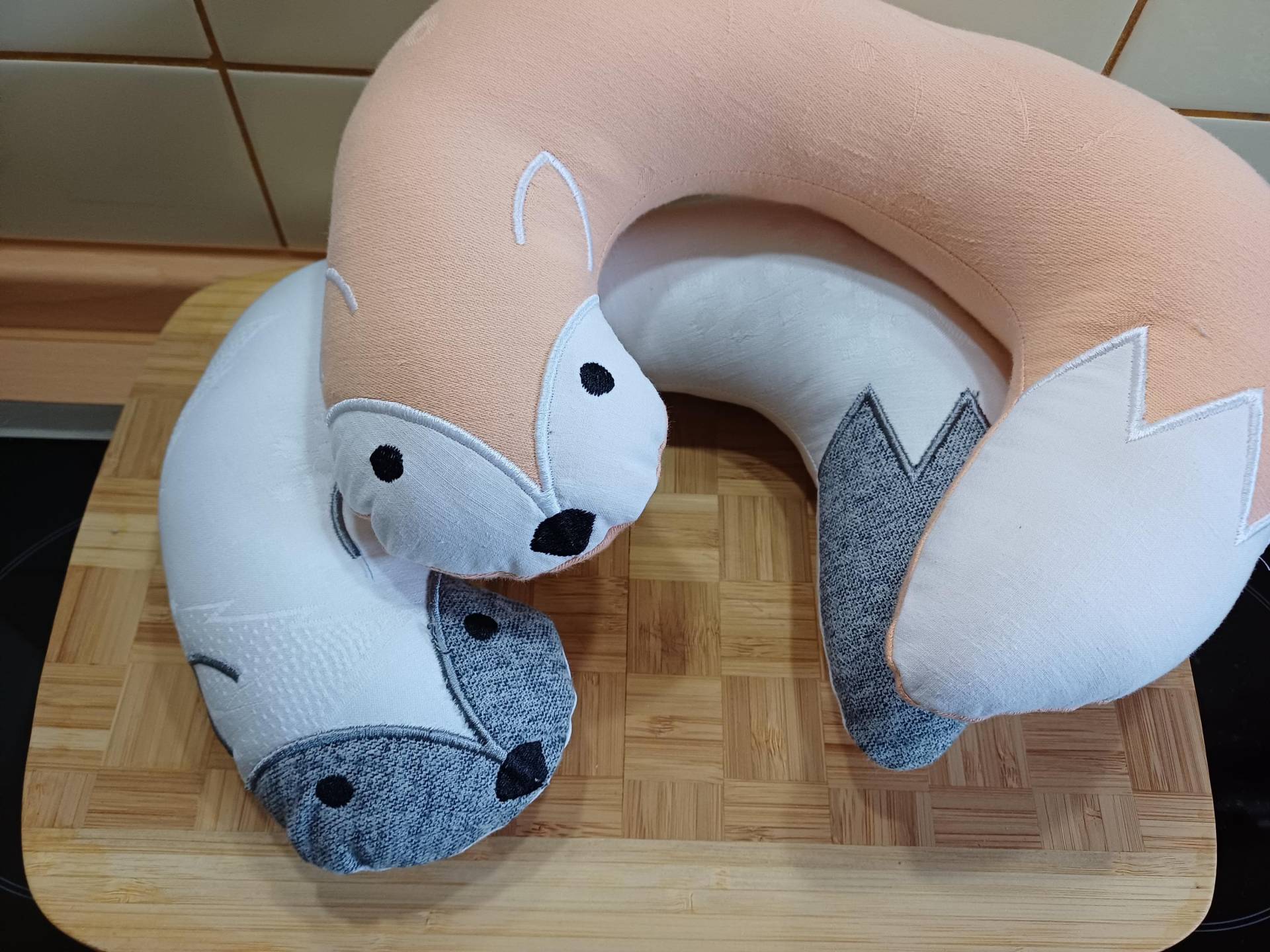 Nackenkissen "Fuchs" - Orange Oder Weiß Unikat Upcycling #577 Nackenkissen "Fuchs" - Orange Oder Weiß Unikat Upcycling #577 von Etsy - UpcyclingbyPaMue