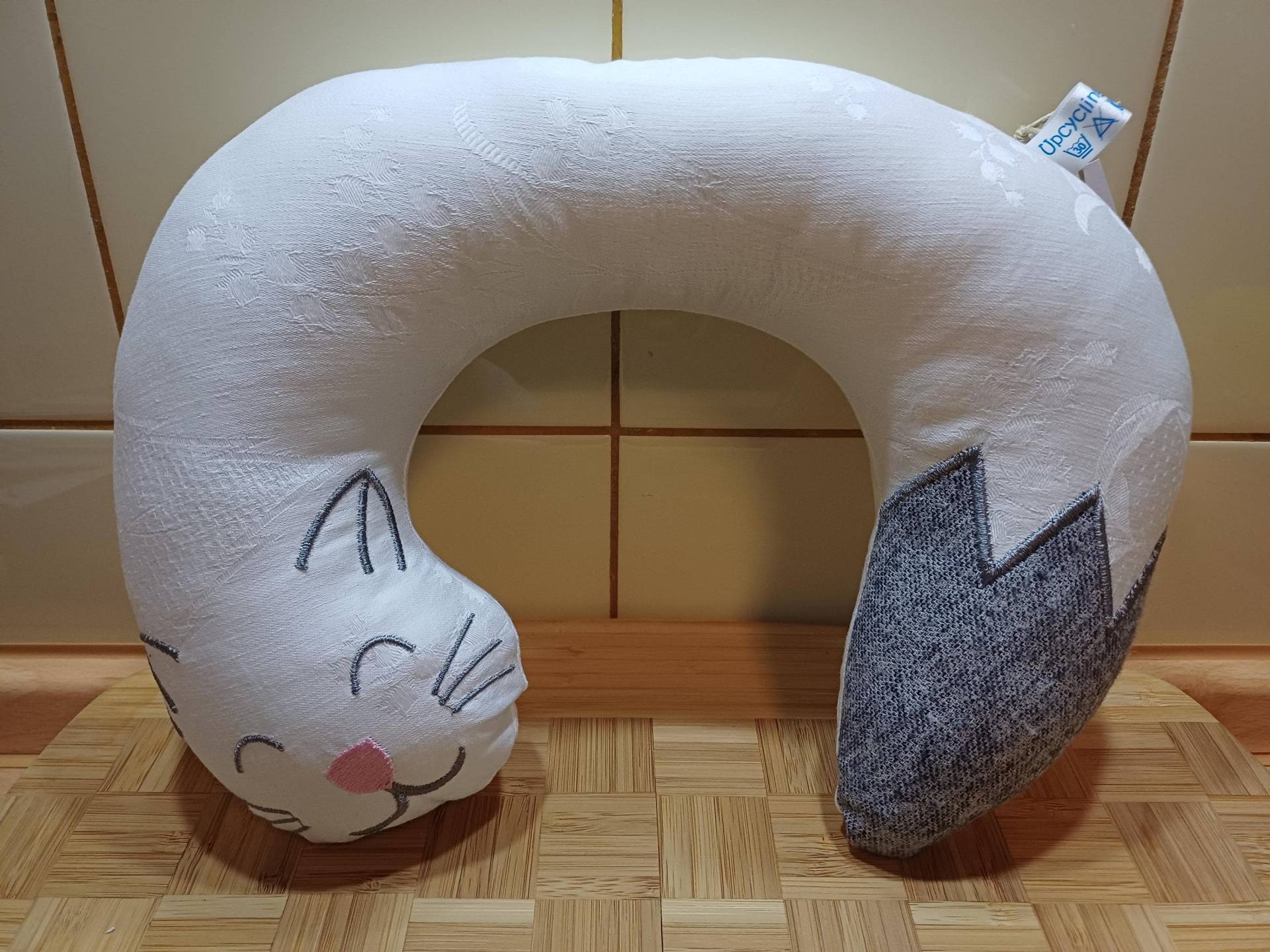 Nackenkissen "Katze" - Weiß/Grau Unikat Upcycling #479 Nackenkissen "Katze" - Weiß/Grau Unikat Upcycling #479 von Etsy - UpcyclingbyPaMue