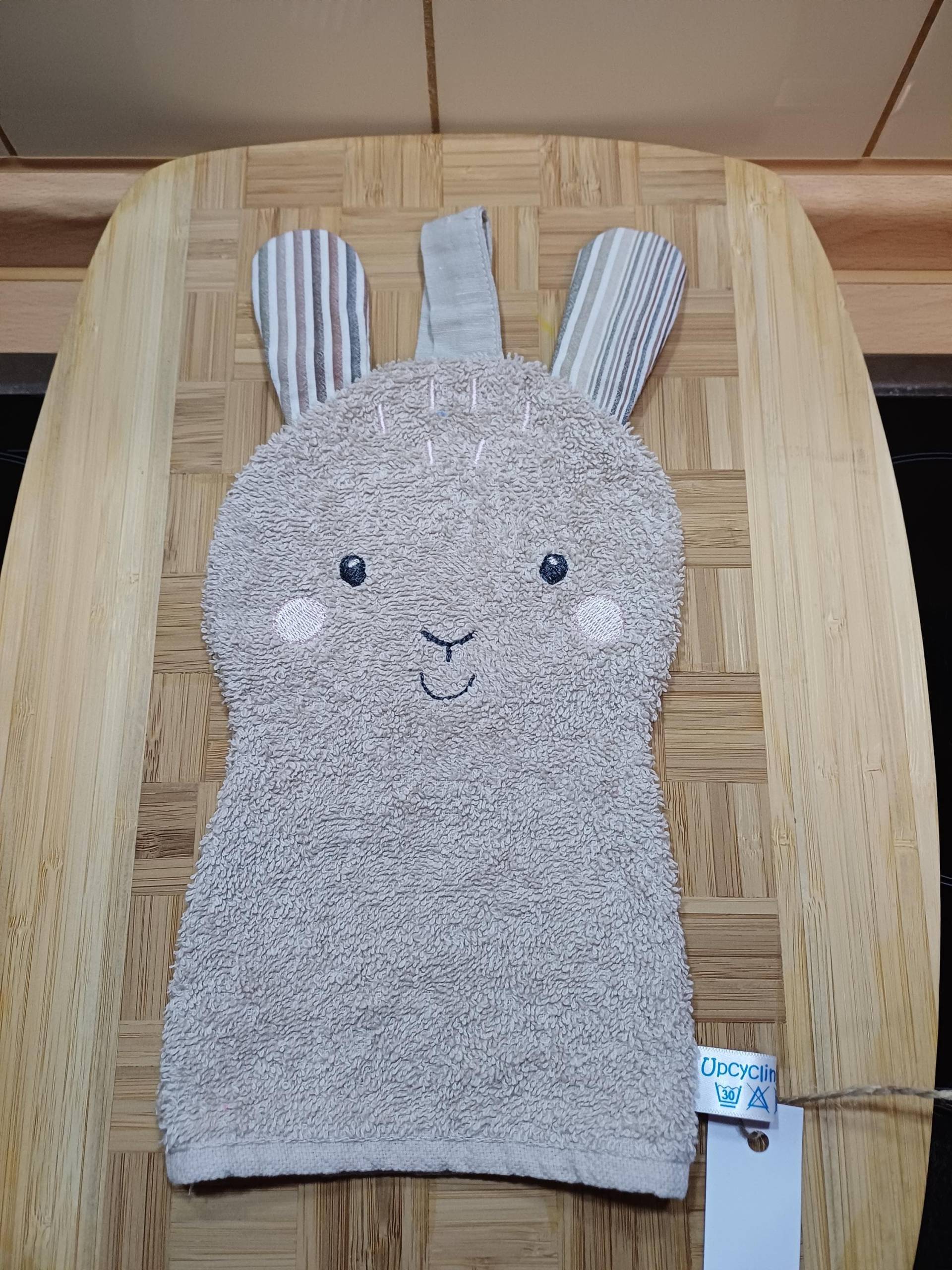 Tier-Waschlappen Hase Beige - Upcycling Unikat Handarbeit #668 Tier-Waschlappen Hase Beige - Upcycling Unikat Handarbeit #668 von Etsy - UpcyclingbyPaMue