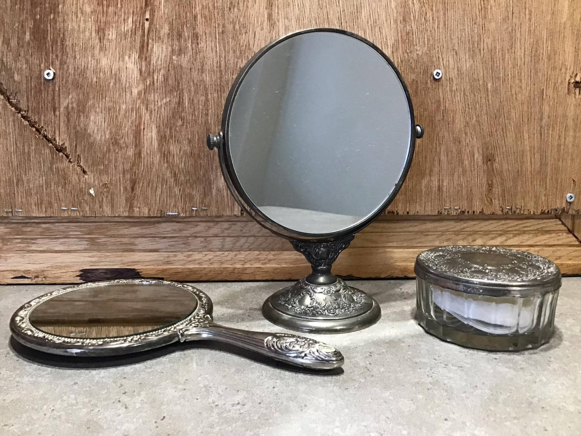 3 Vintage Versilbertes Floral Vanity Set - Spiegel Und Puderdose Mit Deckel, Schminktischzubehör von Etsy - VTGItemsAddedDaily