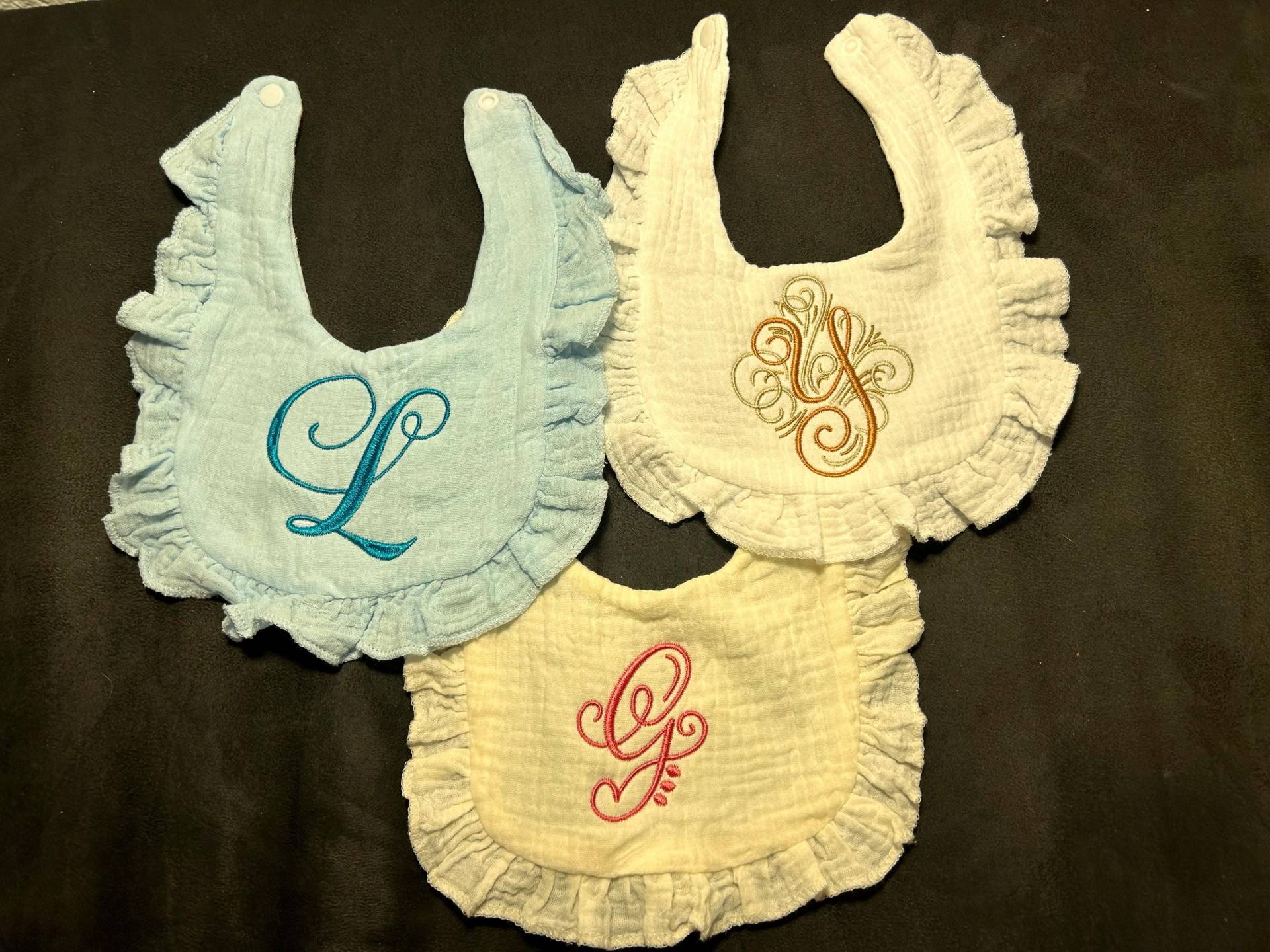 Monogrammiert Baby Lätzchen von Etsy - VaiwaDesign