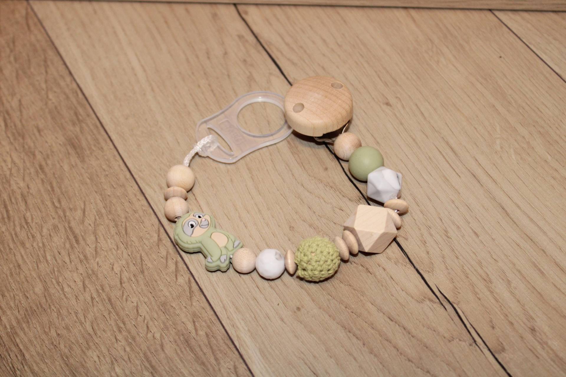 Schnullerkette Baby Geburt Taufe Geschenk Newborn Holz Natur Dezente Farben Grün Army Green Faultier Mädchen Junge Unisex von Etsy - VanziisKreativladn