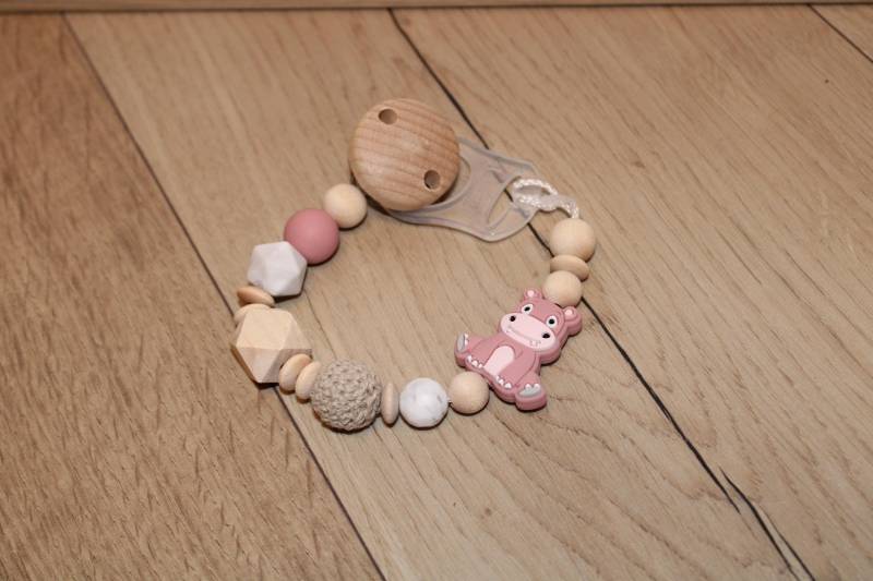 Schnullerkette Baby Geburt Taufe Geschenk Newborn Holz Natur Dezente Farben Rosa Beige Nilpferd Hippo Mädchen Teamrosa von Etsy - VanziisKreativladn