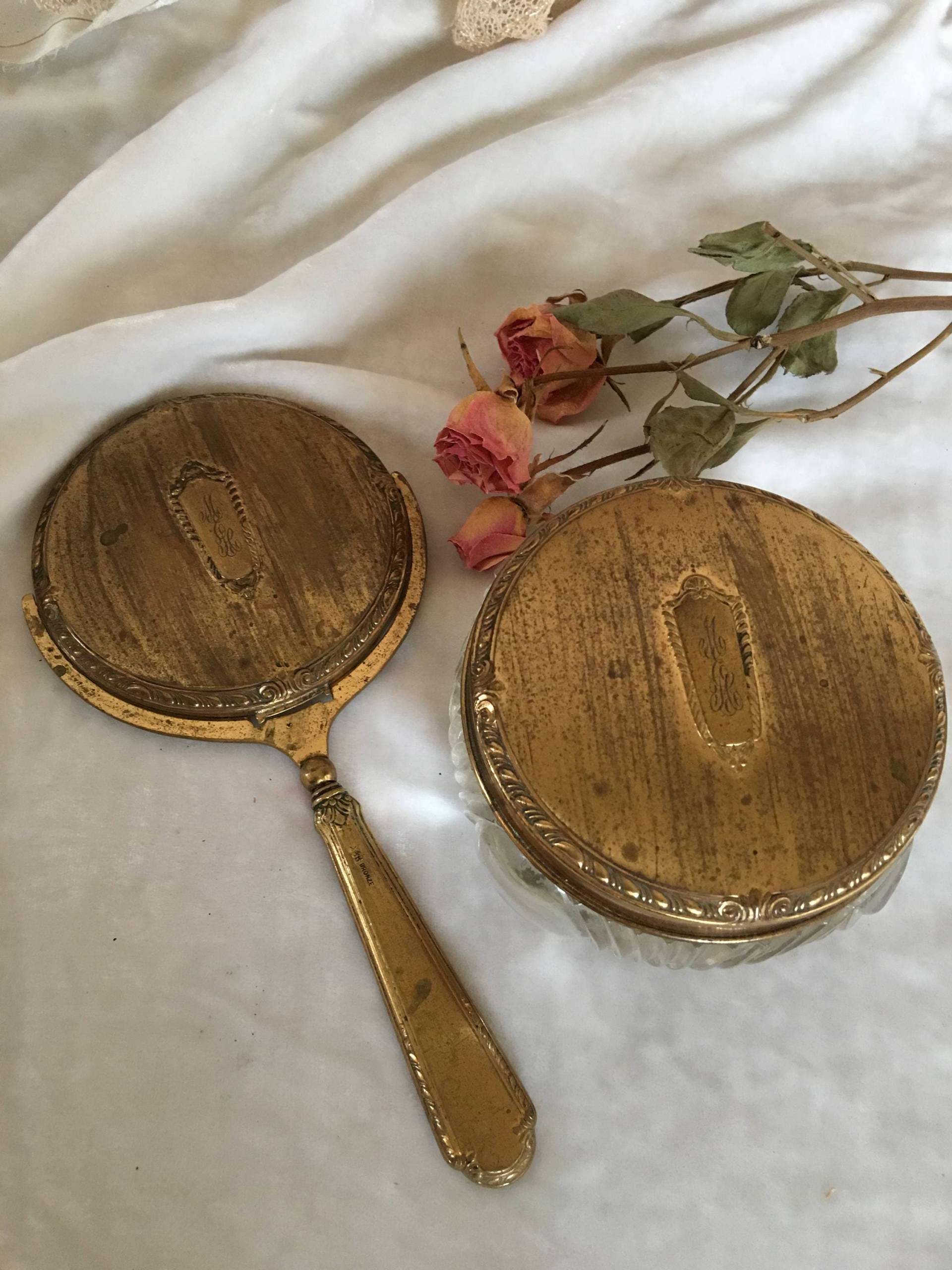 Vintage Bronze Vergrößerungs-Spiegel Und Puder-Dose-Glas Mit Monogrammen Von Mch. Bronzedeckel, Vergrößerungsspiegel Am Drehgriff Vintage Bronze Vergrößerungs-Spiegel Und Puder-Dose-Glas Mit Monogrammen Von Mch. Bronzedeckel, Vergrößerungsspiegel Am Drehgriff von Etsy - VeryVictorianStudio