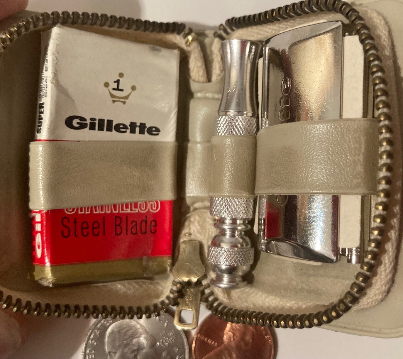 Vintage Gold Tasche Mit Gillette Reise Rasiermesser Und Edelstahl Rasierklingen in Glänzendem Goldetäschchen, Schön von Etsy - VintageCopperAndMore