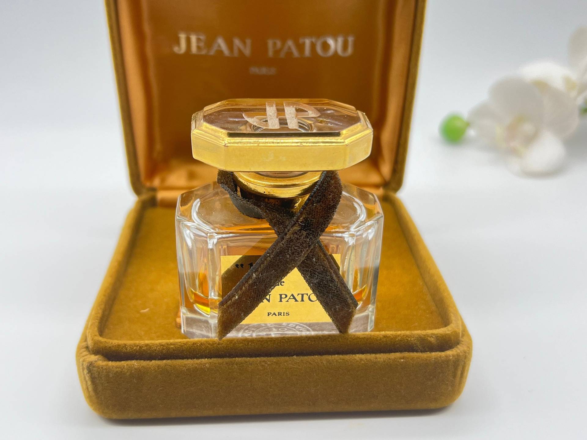 Jean Patou 1000 Vintage 70Er Jahre Baccart Kristall Flasche Eine Limitierte Edition in Seide Und Samt Hülle von Etsy - VintageItalienstyle