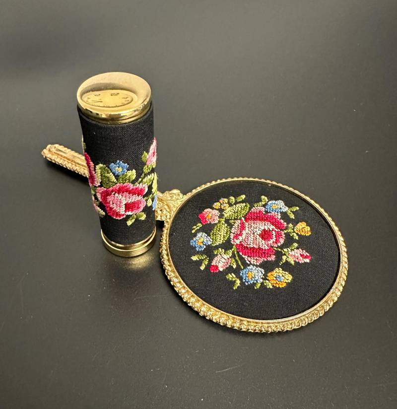 Spiegel Lippenstift Etui Hand Besticktes Vintage Boudoir Set von Etsy - VintageStarsParis