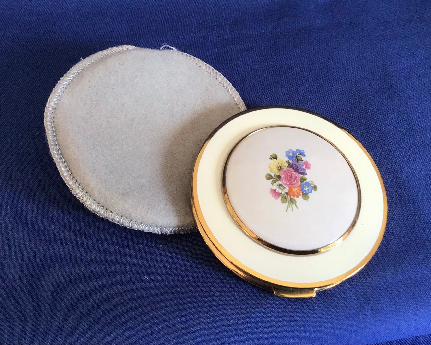 stiefel Powder Compact.speziell Für Die Verwendung Von Cream Entworfen. Datiert Aus Den 1970Er Jahren. Sehr Guter Vintage Zustand von Etsy - VintageUKSouth