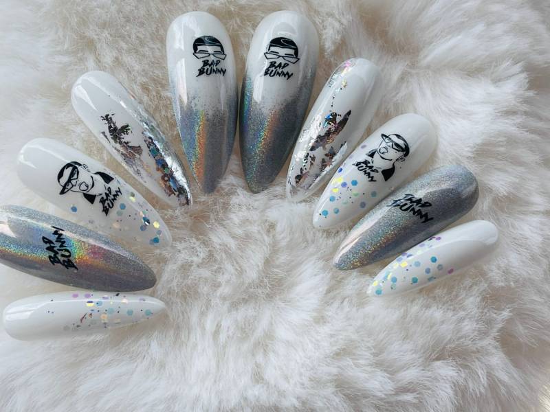 Bad Bunny Holographic/Weiße Nägel von Etsy - VivsnailsByVivian